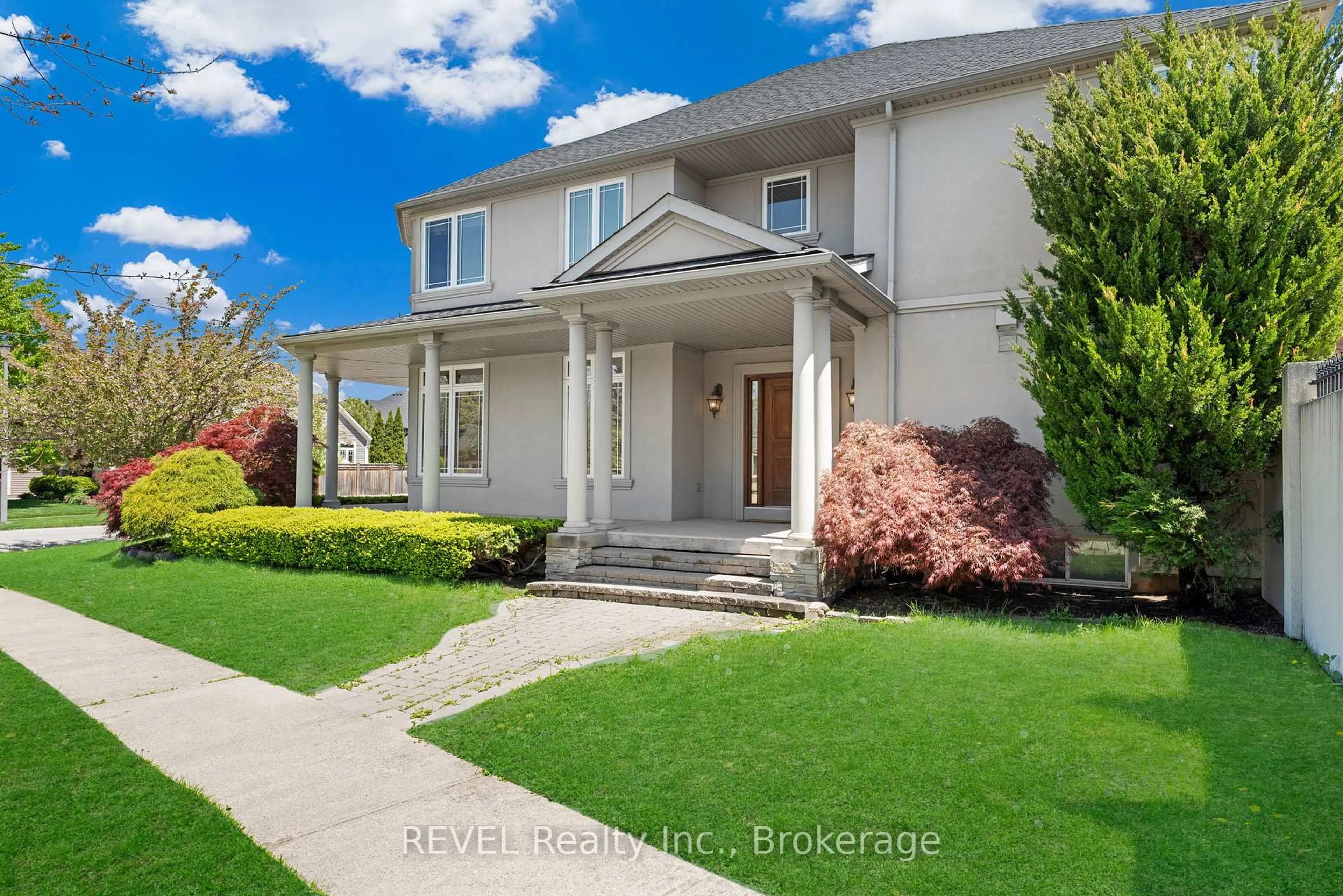 Home with vinyl exterior material, street for 30 MARACAY Way, St. Catharines Ontario L2W 1C4