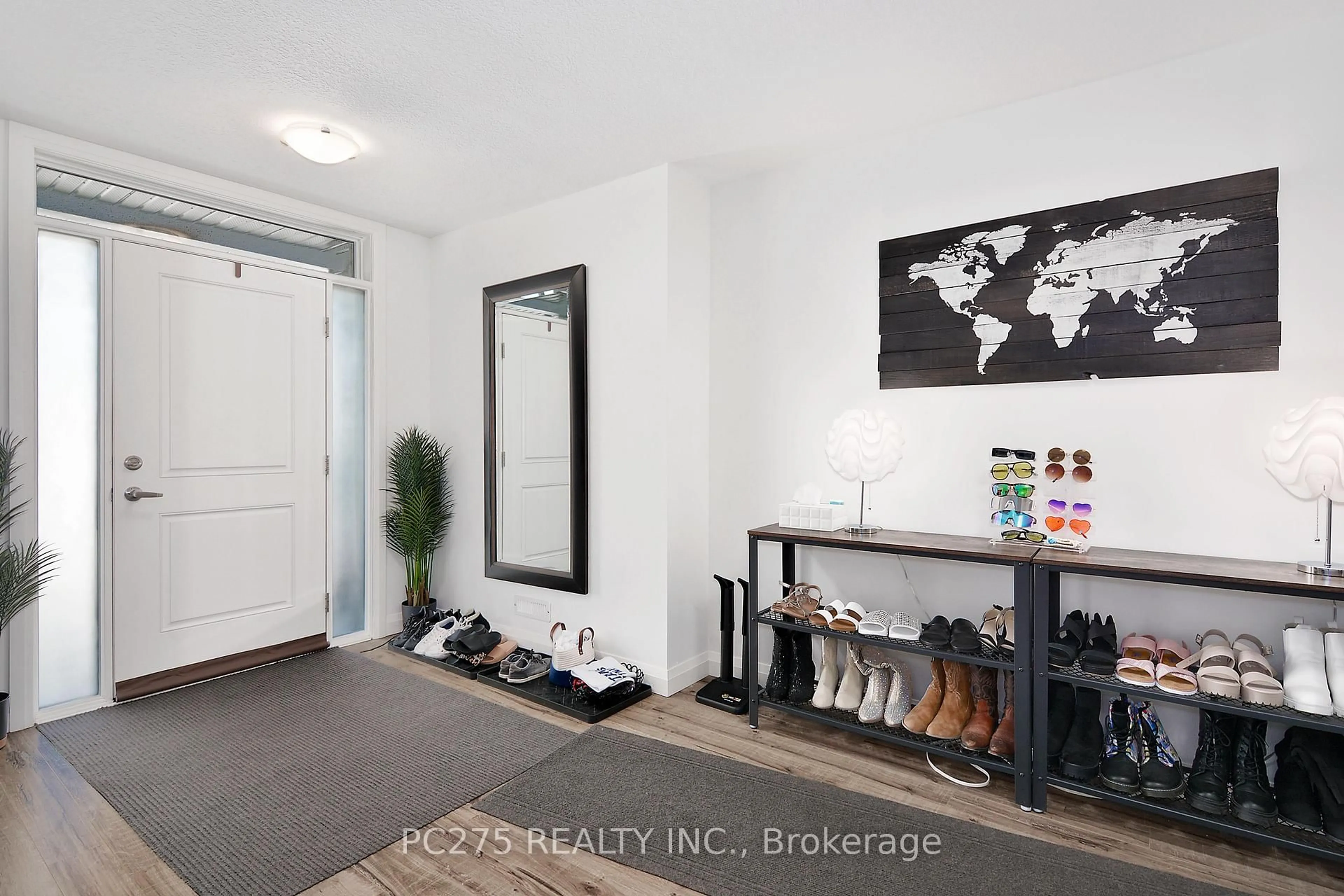 Indoor entryway for 3046 Springmeadow Rd #17, London South Ontario N6J 3V9