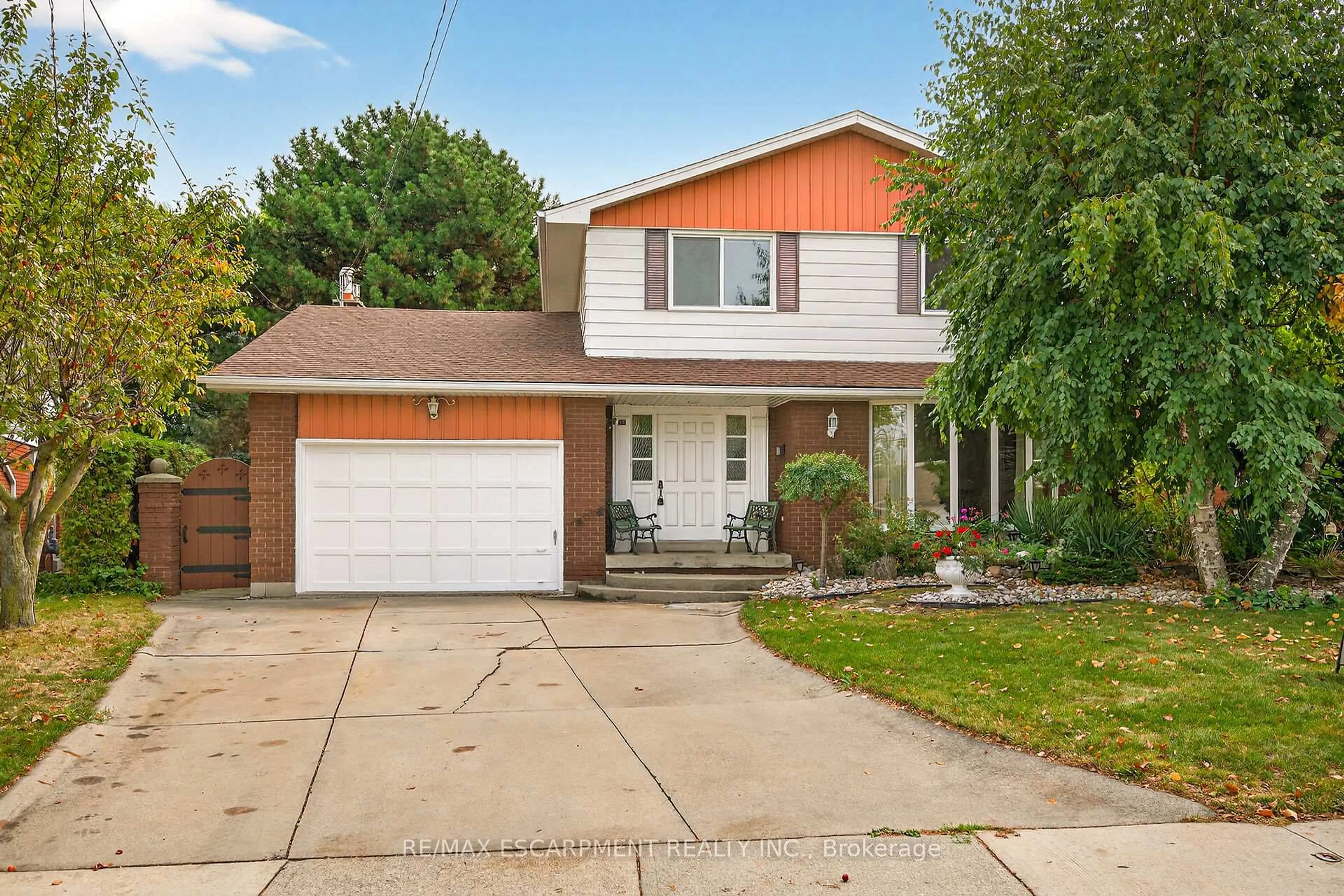 Home with vinyl exterior material, street for 36 Blanche Crt, Hamilton Ontario L8K 3P3