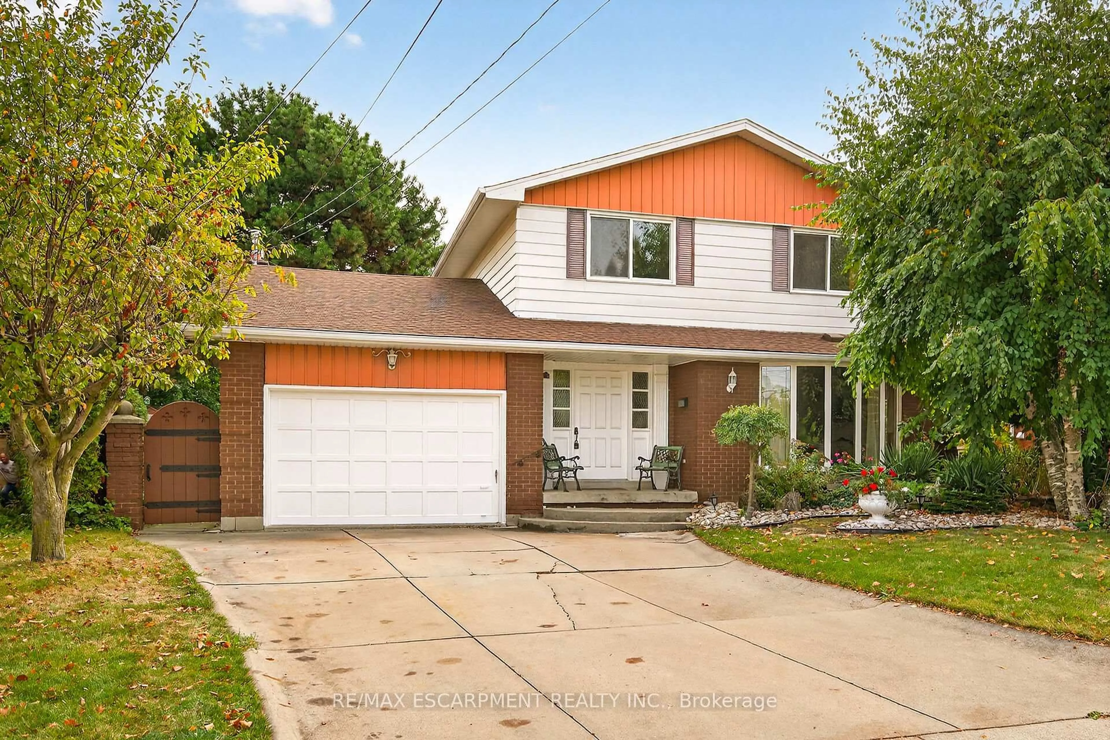 Home with vinyl exterior material, street for 36 Blanche Crt, Hamilton Ontario L8K 3P3