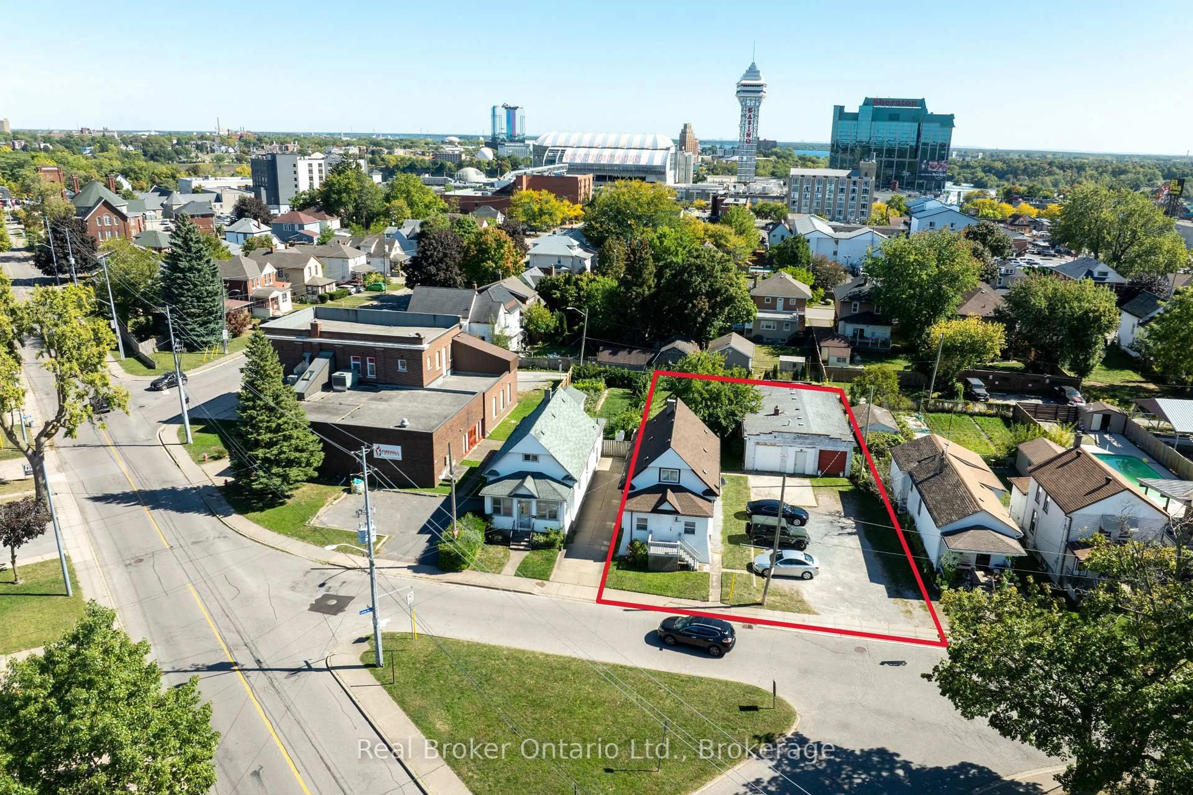 A pic from outside/outdoor area/front of a property/back of a property/a pic from drone, unknown for 5464 Lewis Ave, Niagara Falls Ontario L2G 3R7