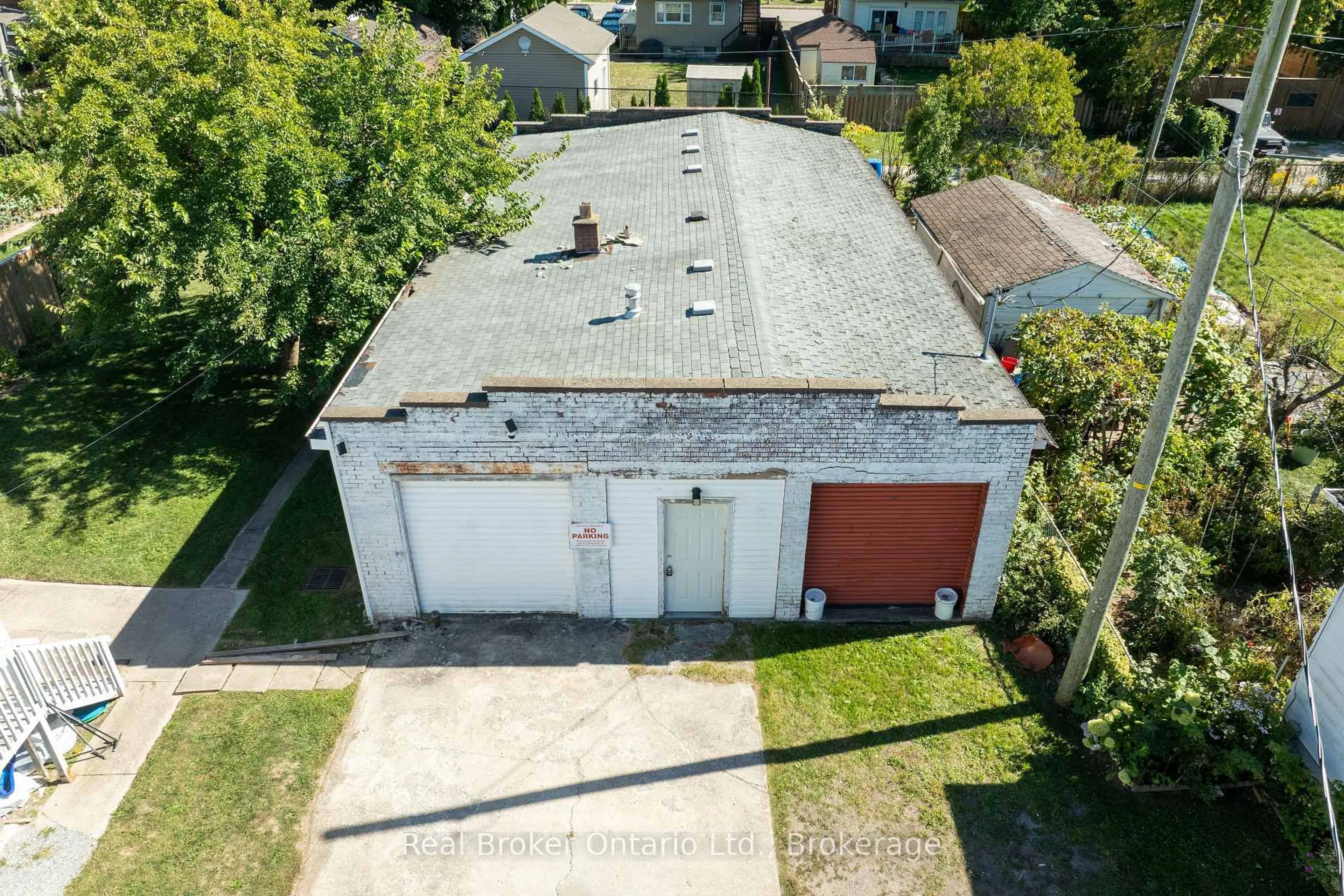 A pic from outside/outdoor area/front of a property/back of a property/a pic from drone, building for 5464 Lewis Ave, Niagara Falls Ontario L2G 3R7