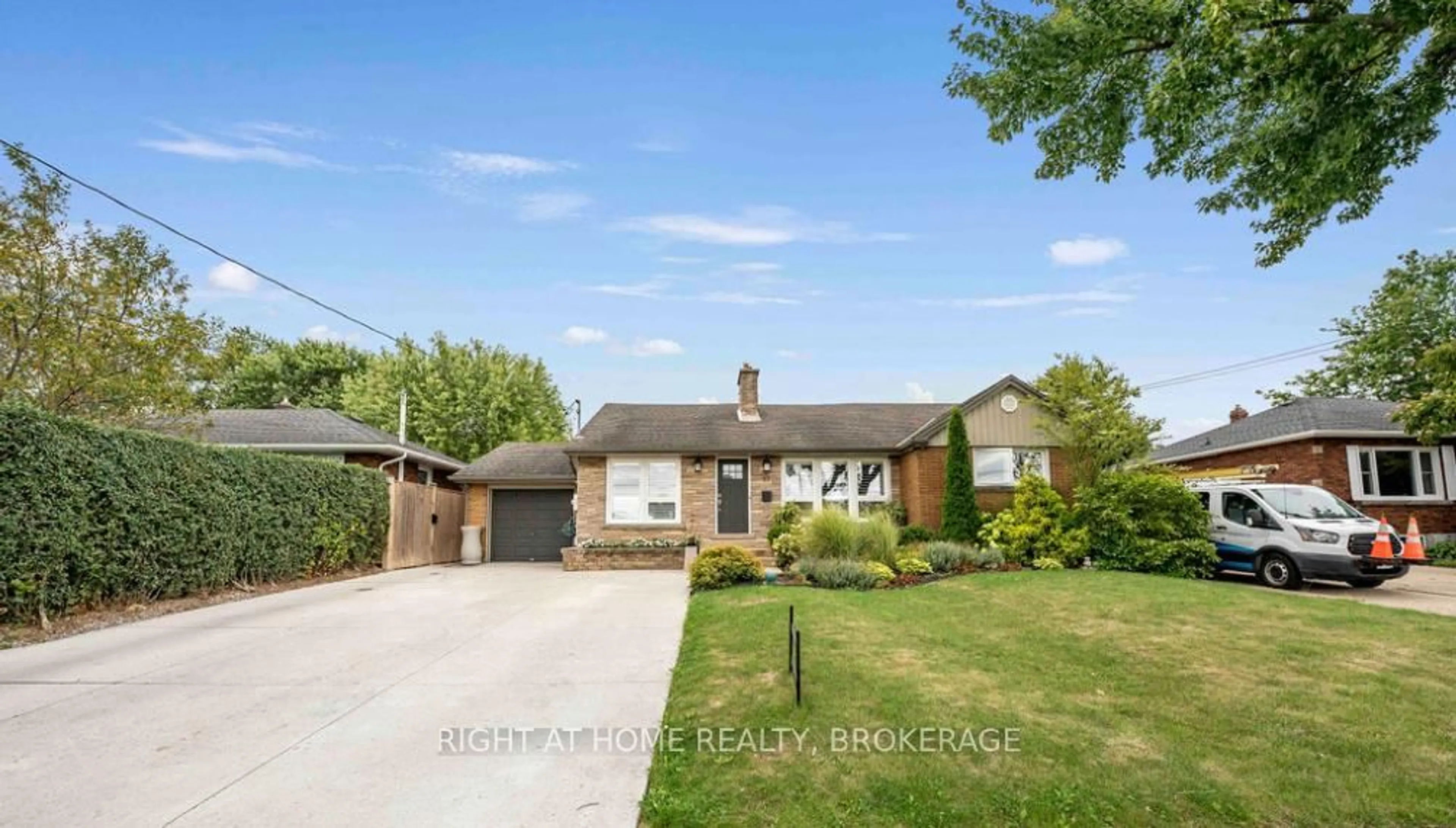A pic from outside/outdoor area/front of a property/back of a property/a pic from drone, street for 57 Metcalfe St, Thorold Ontario L2V 3A2