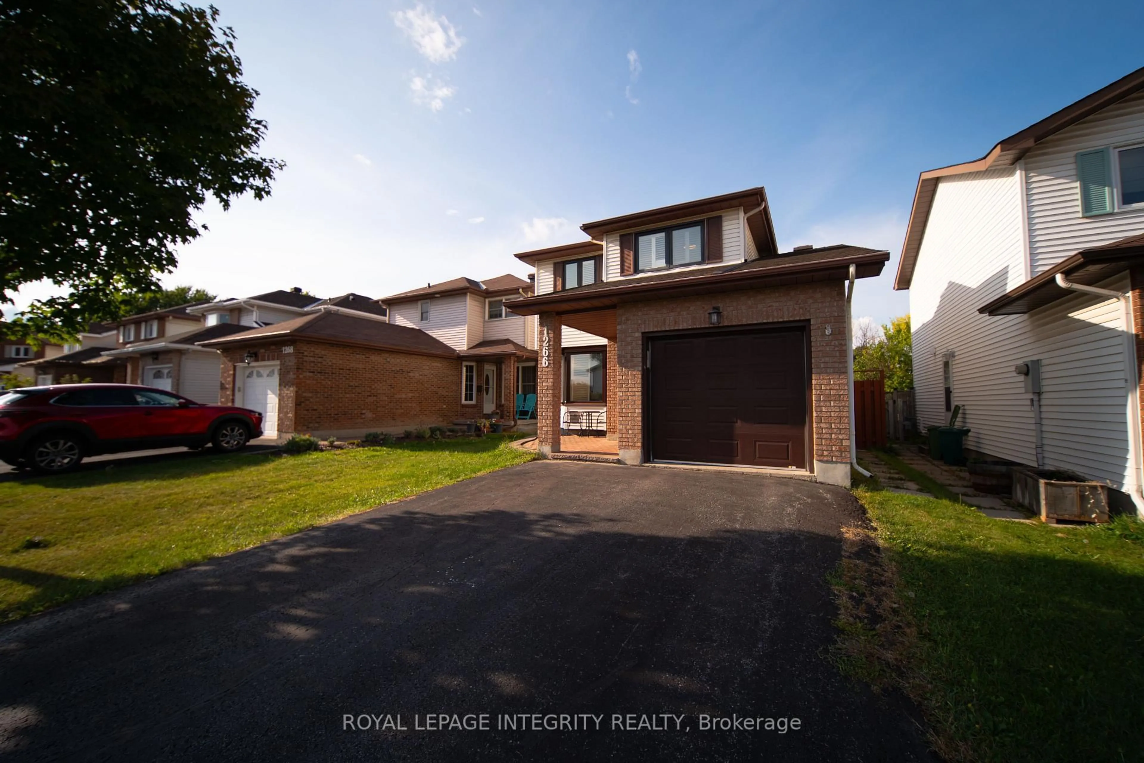 A pic from outside/outdoor area/front of a property/back of a property/a pic from drone, street for 1266 Famlit Crt, Ottawa Ontario K1J 9A2