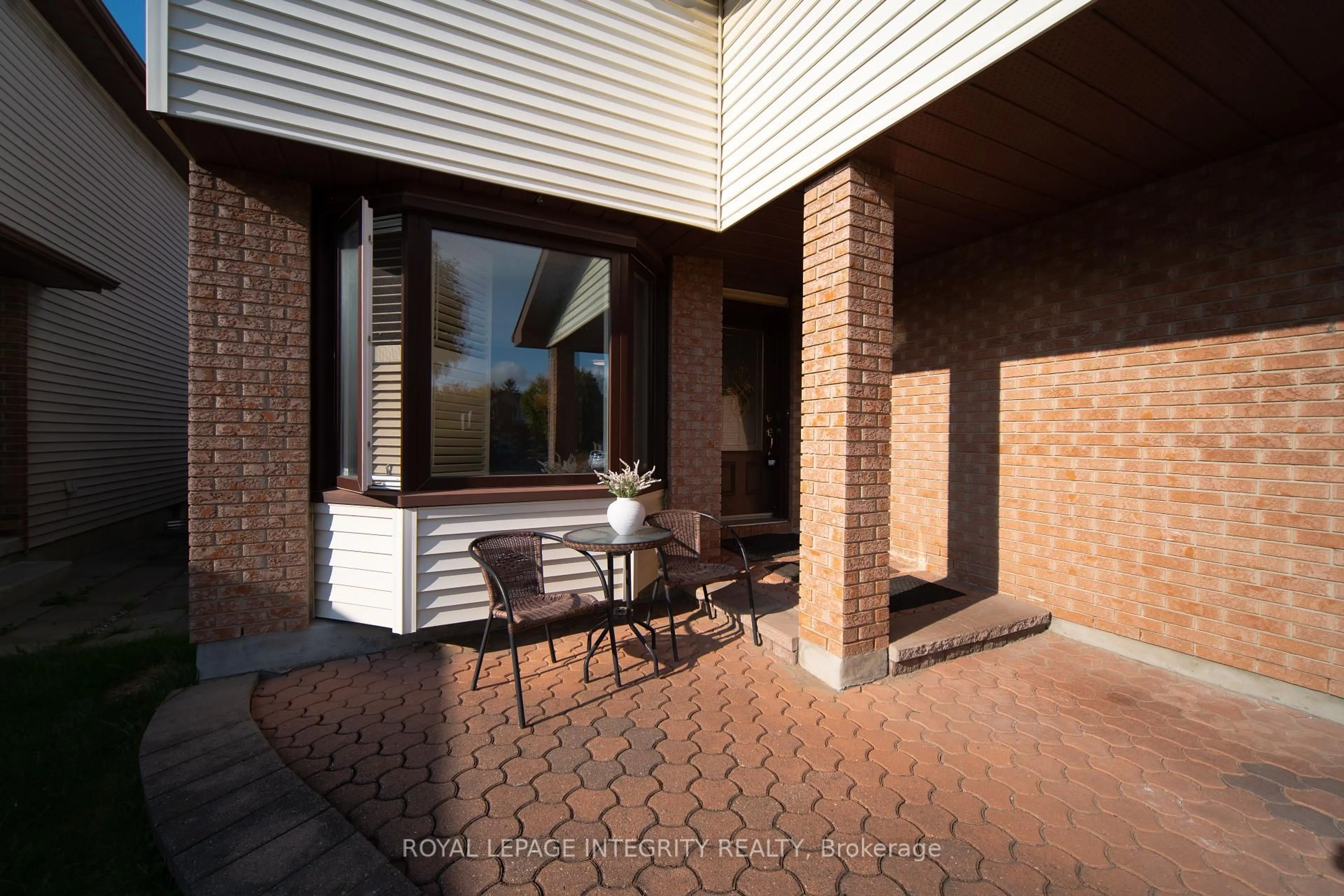 Patio, street for 1266 Famlit Crt, Ottawa Ontario K1J 9A2