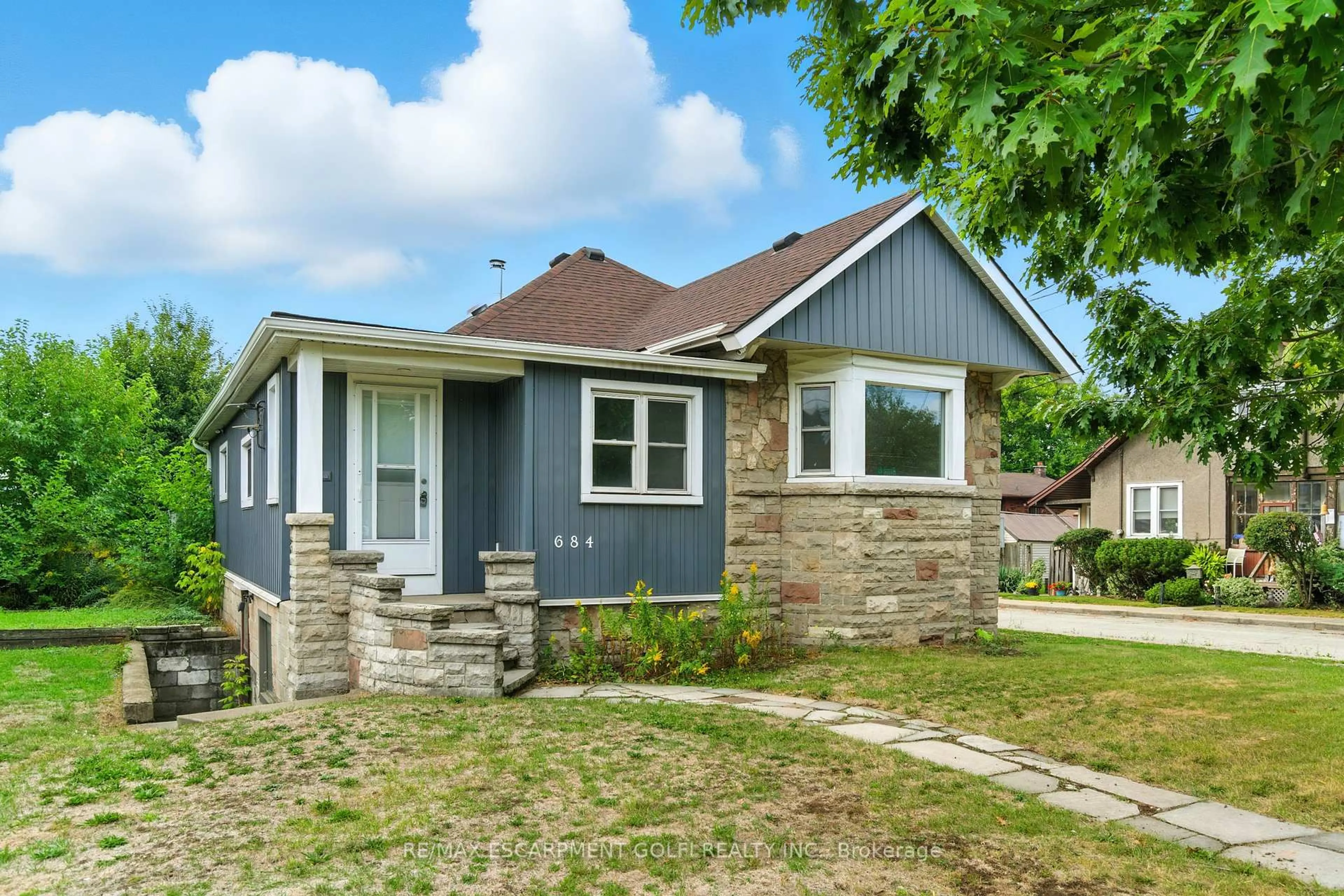 Home with vinyl exterior material, street for 684 Beach Blvd, Hamilton Ontario L8H 6Y4