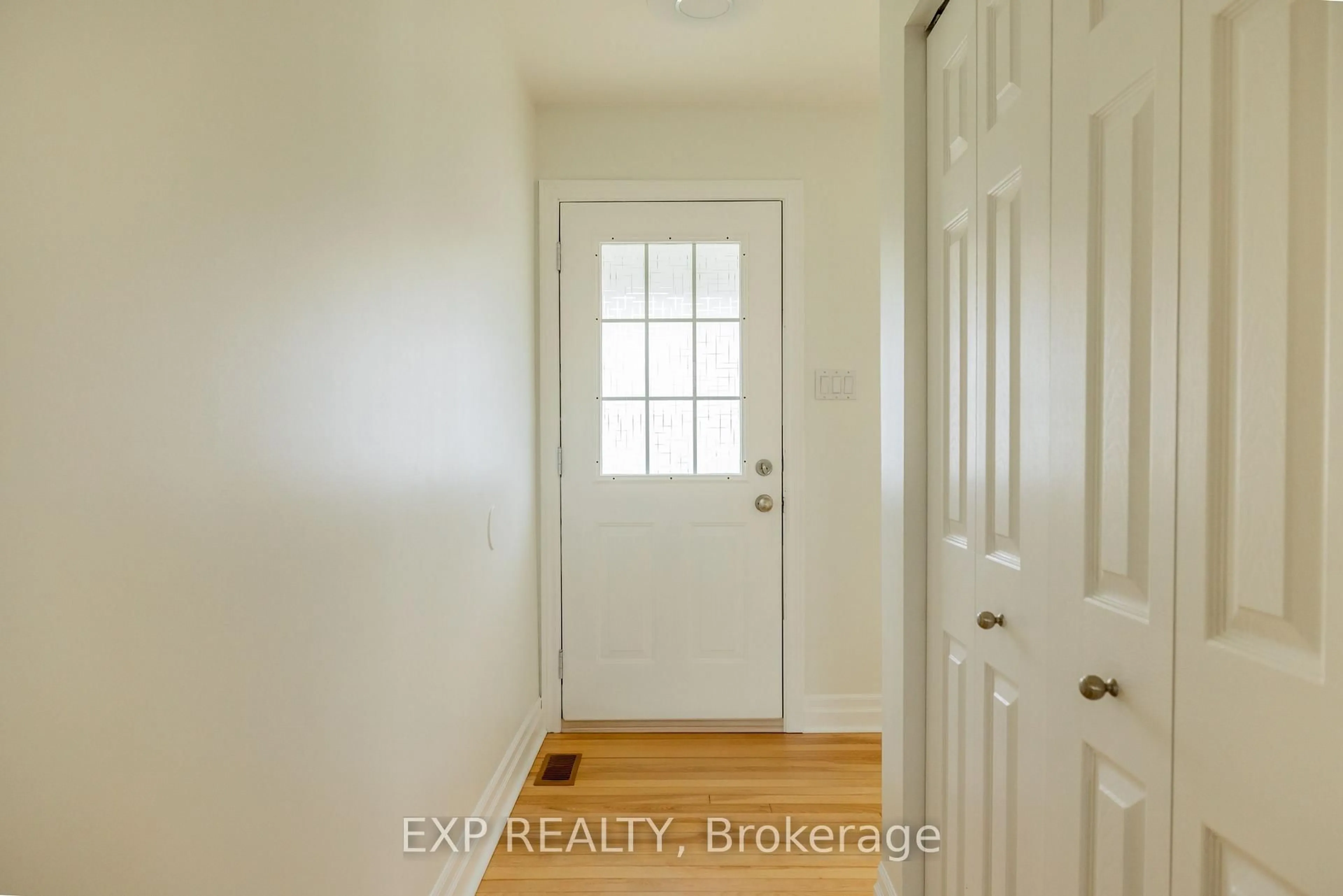 Indoor entryway for 1954 Rosebella Ave, Ottawa Ontario K1T 1G7