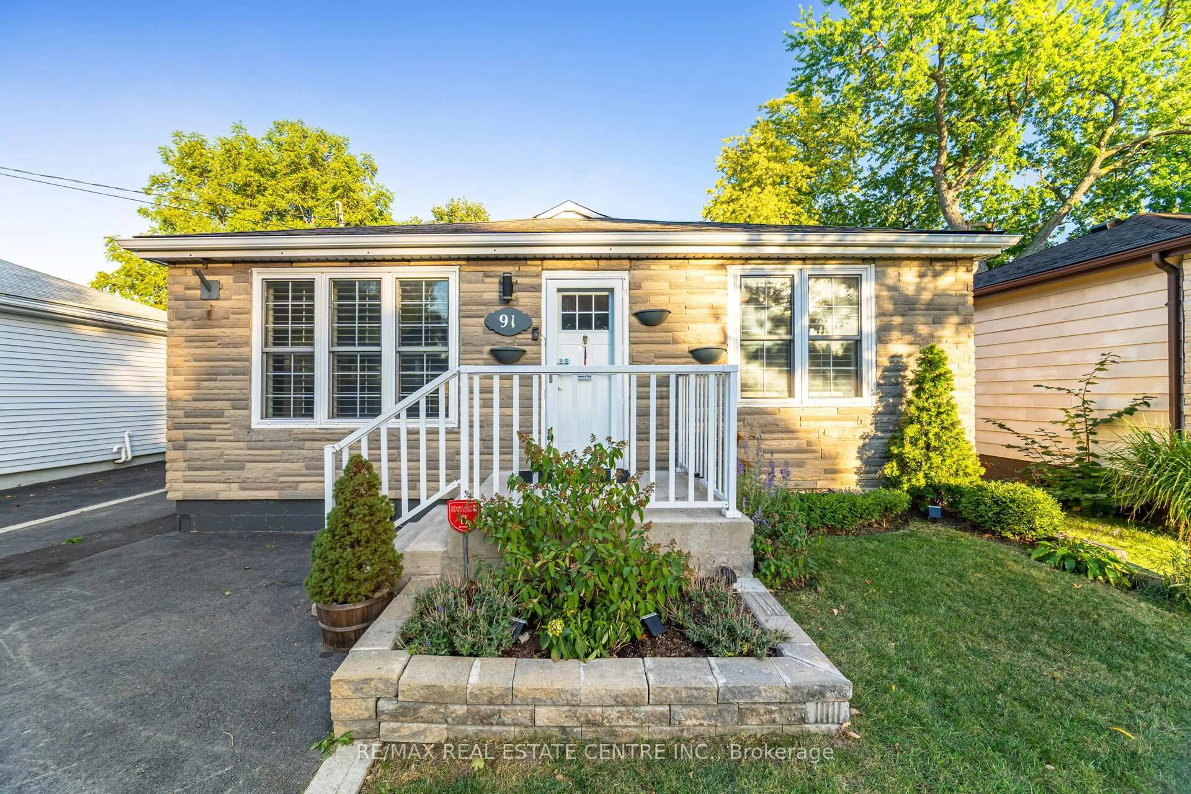 Home with vinyl exterior material, street for 91 East 44th St, Hamilton Ontario L8T 3G9