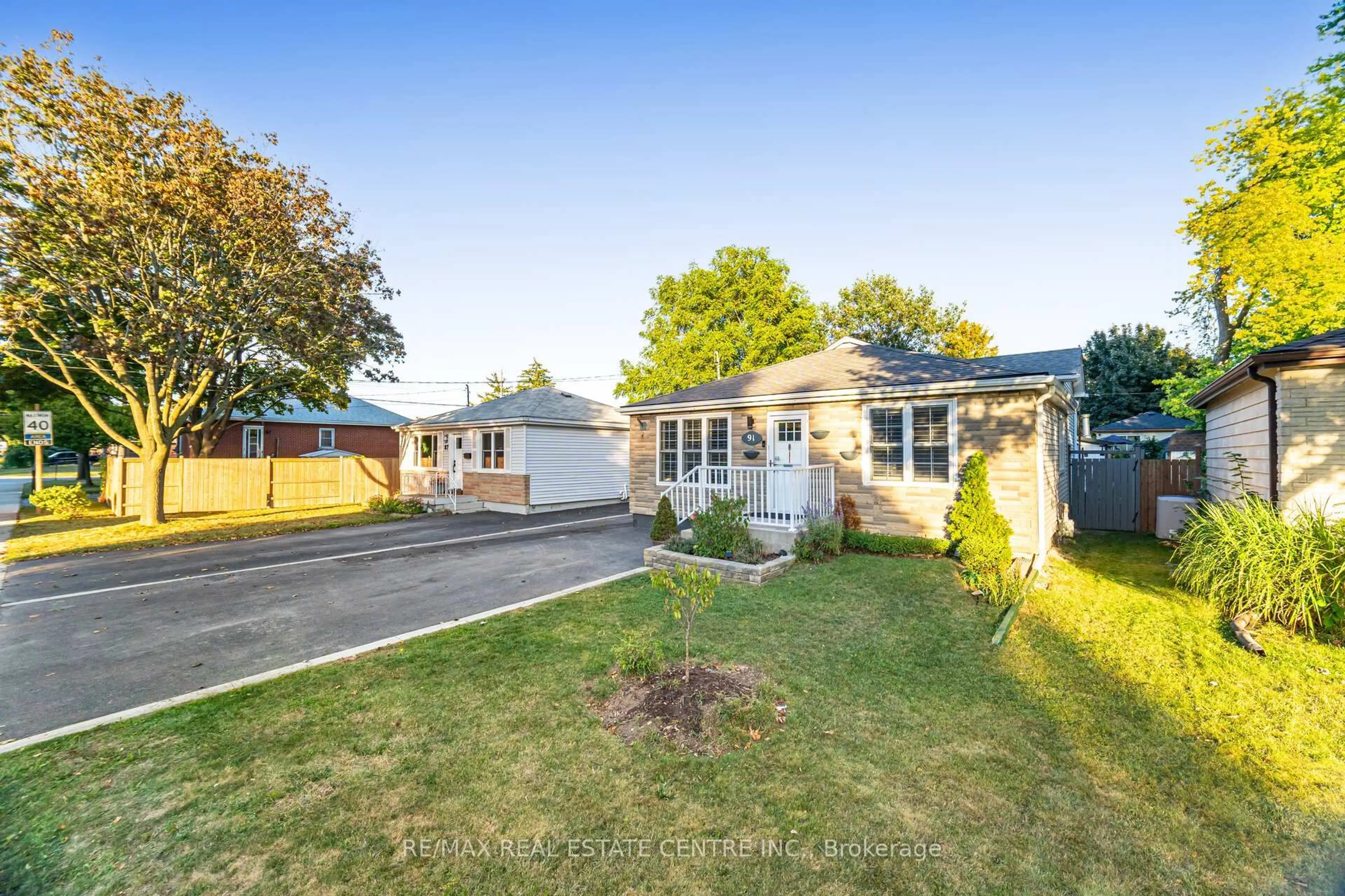 A pic from outside/outdoor area/front of a property/back of a property/a pic from drone, street for 91 East 44th St, Hamilton Ontario L8T 3G9