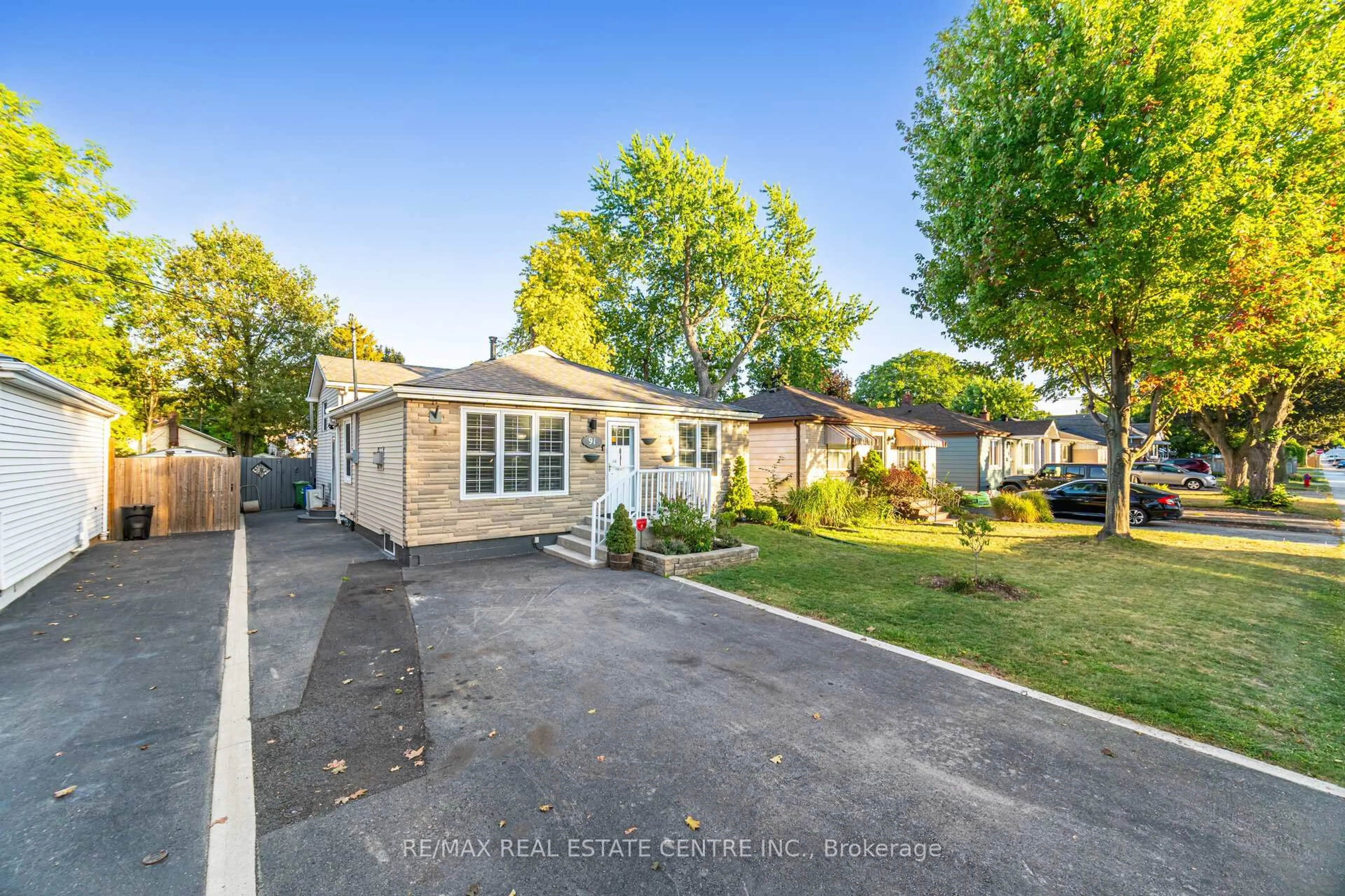 A pic from outside/outdoor area/front of a property/back of a property/a pic from drone, street for 91 East 44th St, Hamilton Ontario L8T 3G9