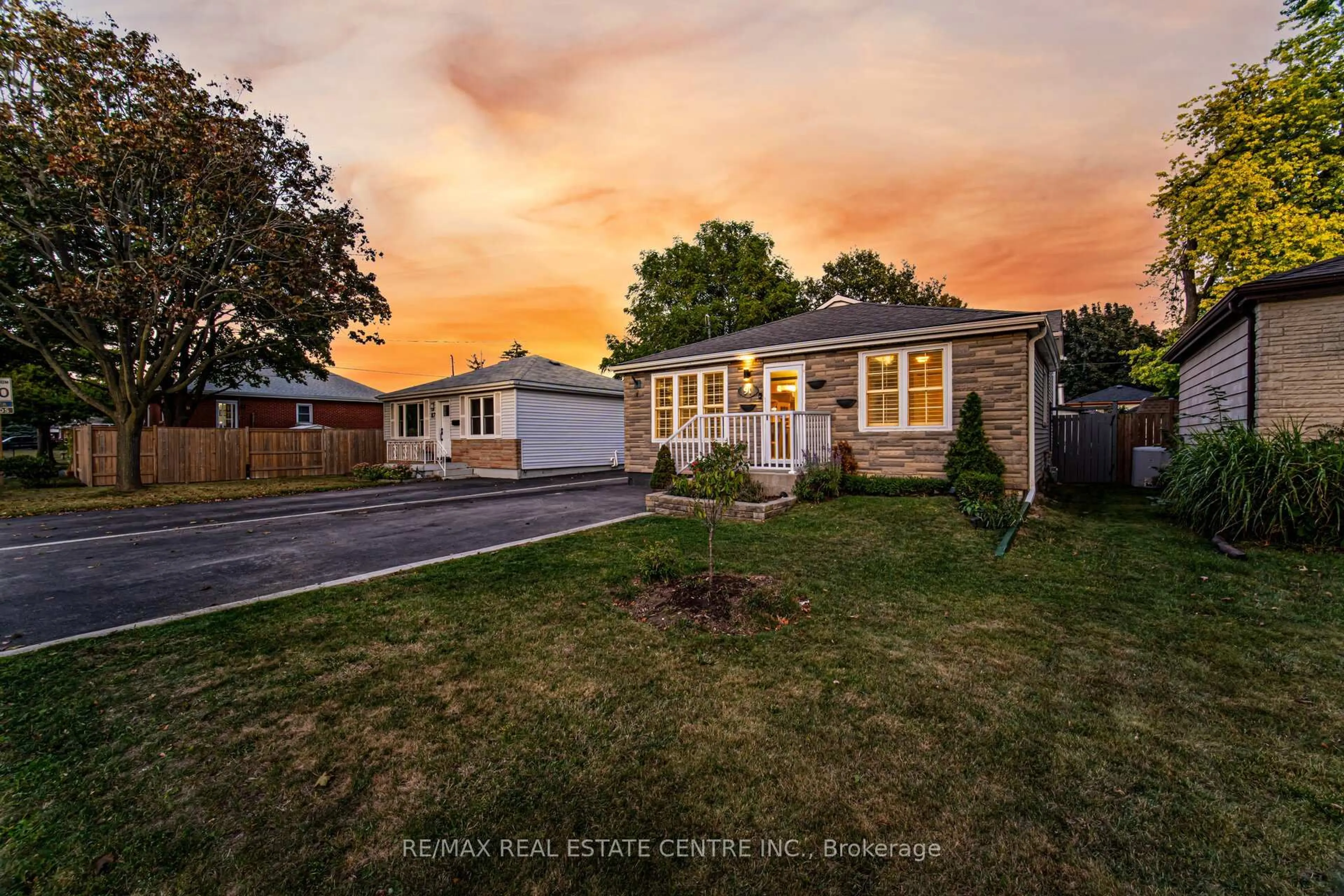 A pic from outside/outdoor area/front of a property/back of a property/a pic from drone, street for 91 East 44th St, Hamilton Ontario L8T 3G9
