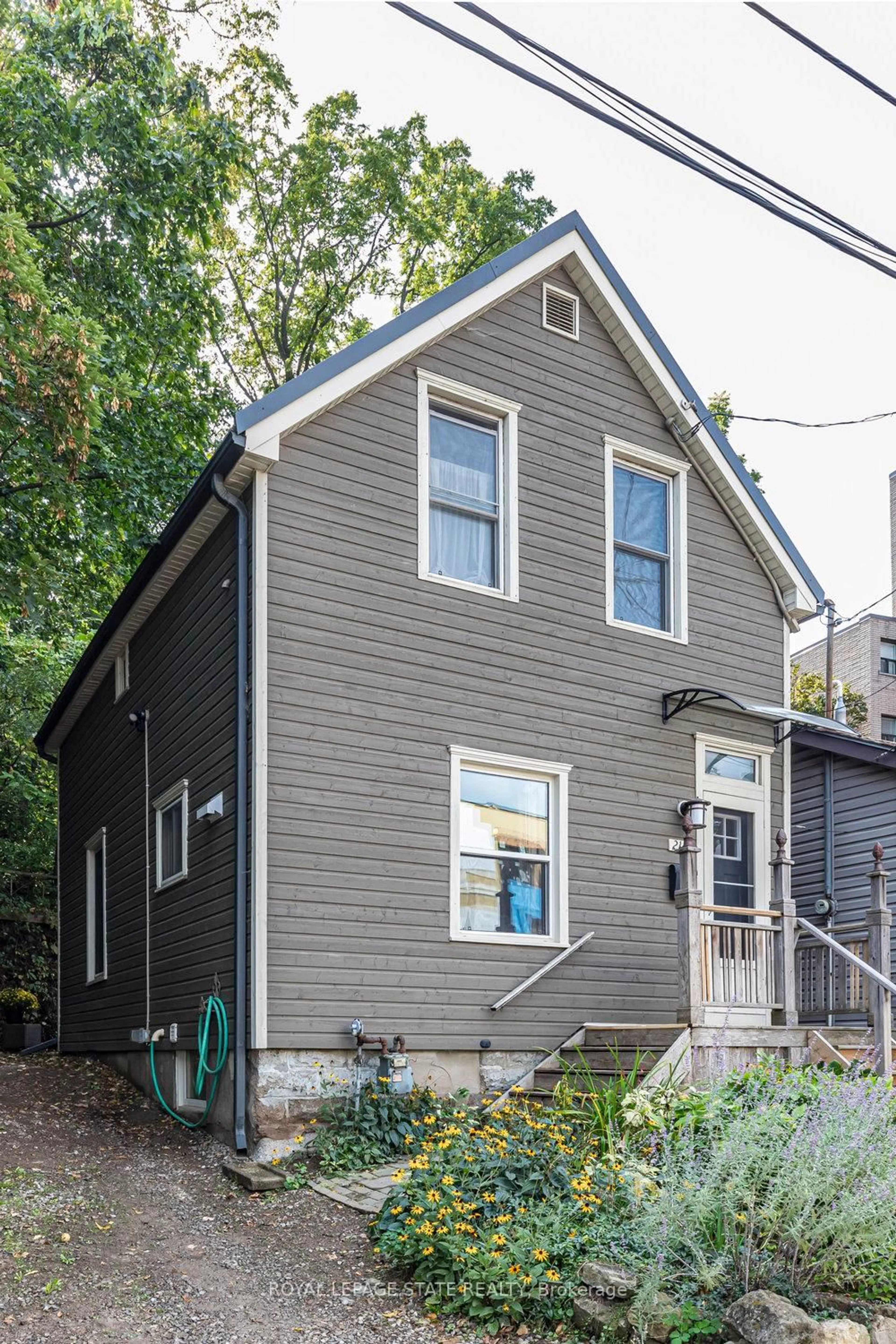 Home with vinyl exterior material, street for 210 Charlton Ave, Hamilton Ontario L8N 1Z1