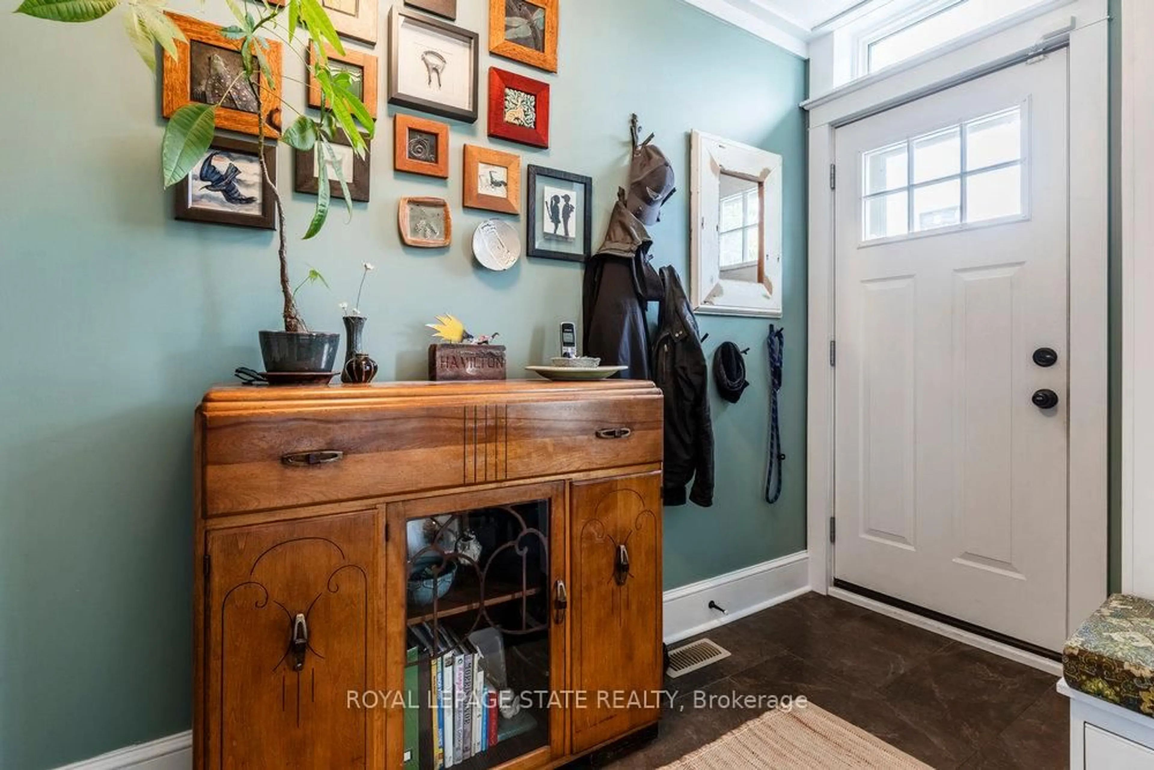 Indoor entryway for 210 Charlton Ave, Hamilton Ontario L8N 1Z1