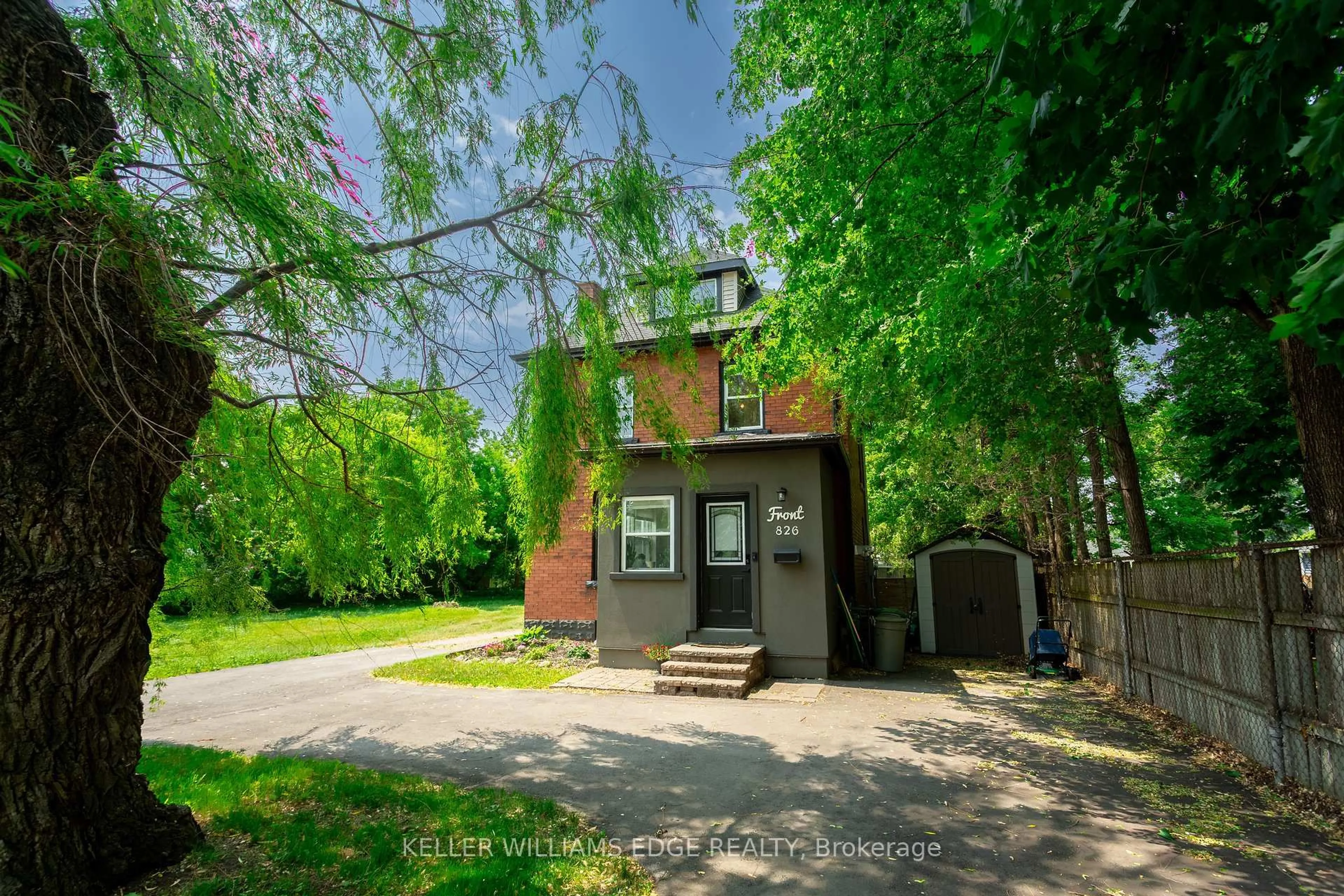 A pic from outside/outdoor area/front of a property/back of a property/a pic from drone, street for 826 Beach Blvd, Hamilton Ontario L8H 6Z4