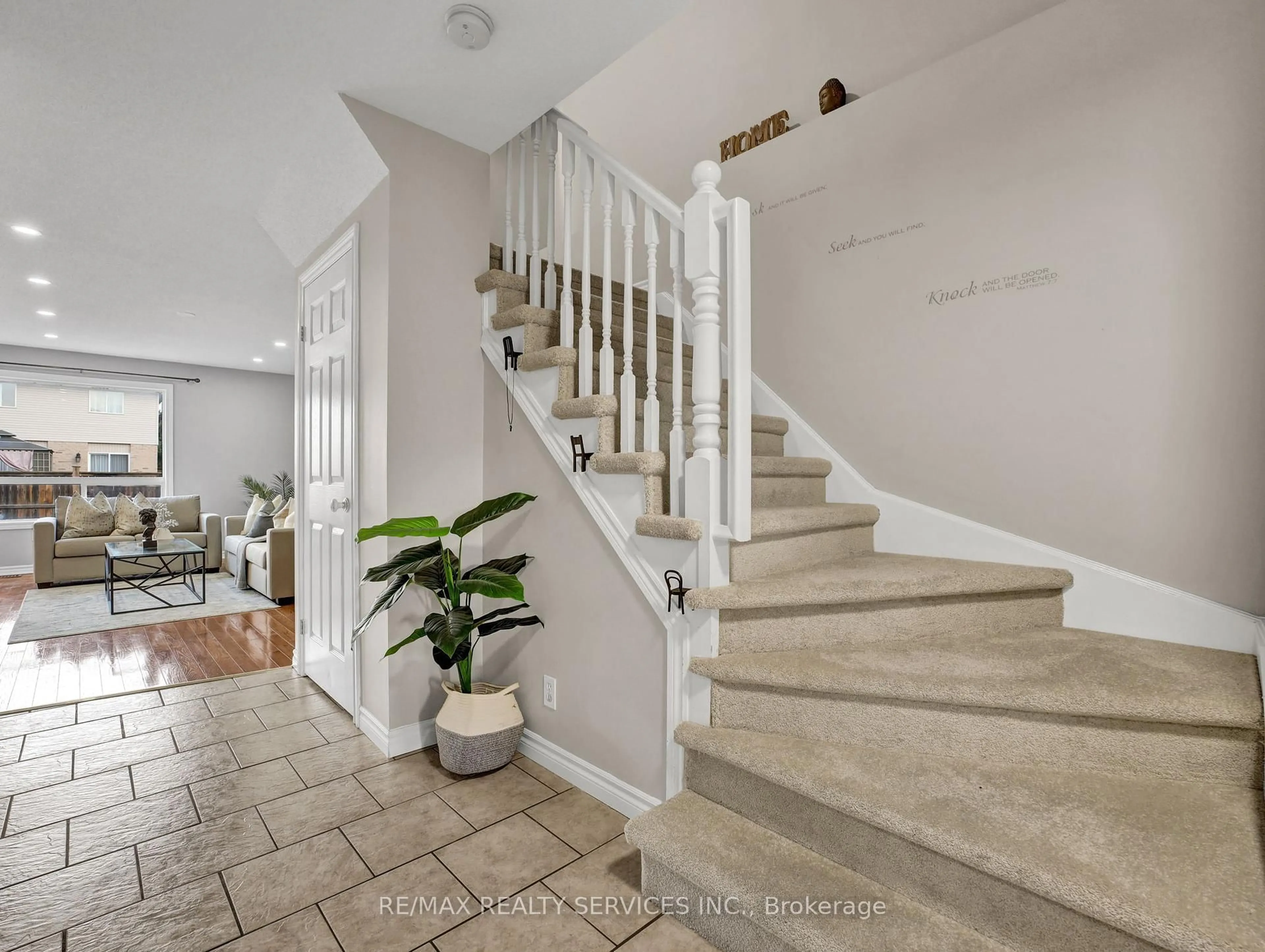 Indoor entryway for 11 Willowridge Way, Hamilton Ontario L8J 3Y8
