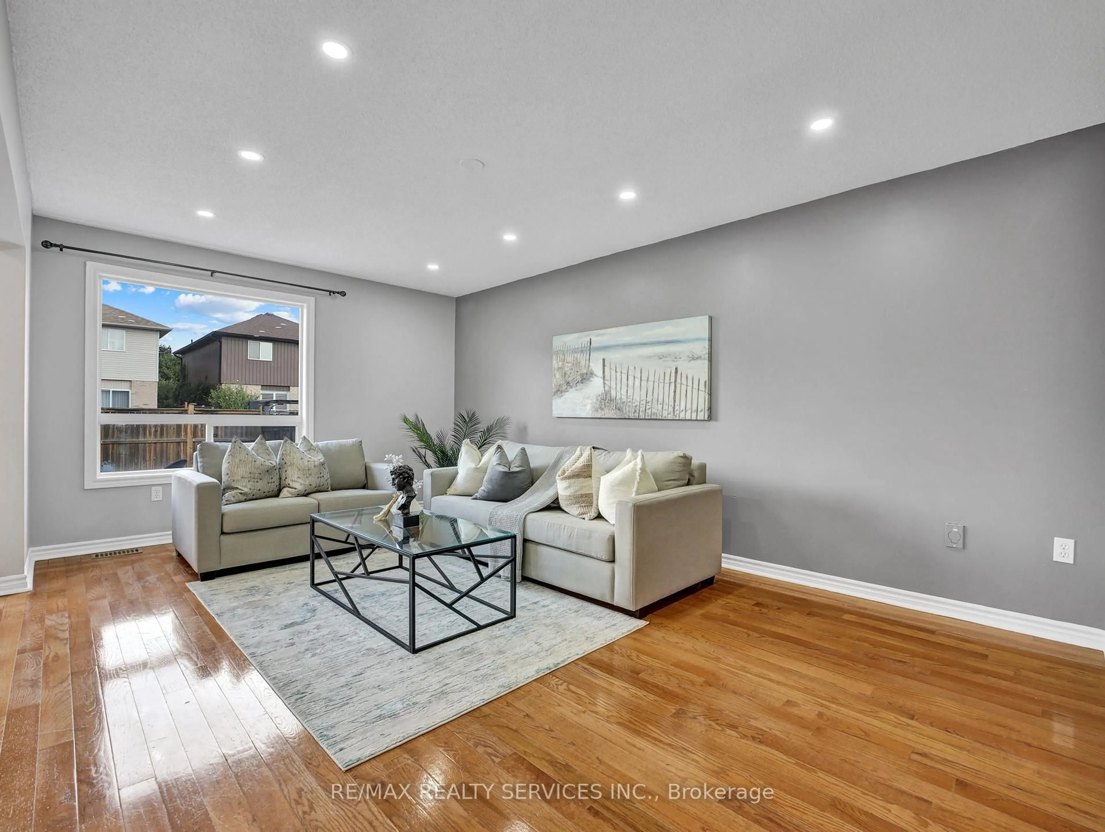 Living room with furniture, unknown for 11 Willowridge Way, Hamilton Ontario L8J 3Y8