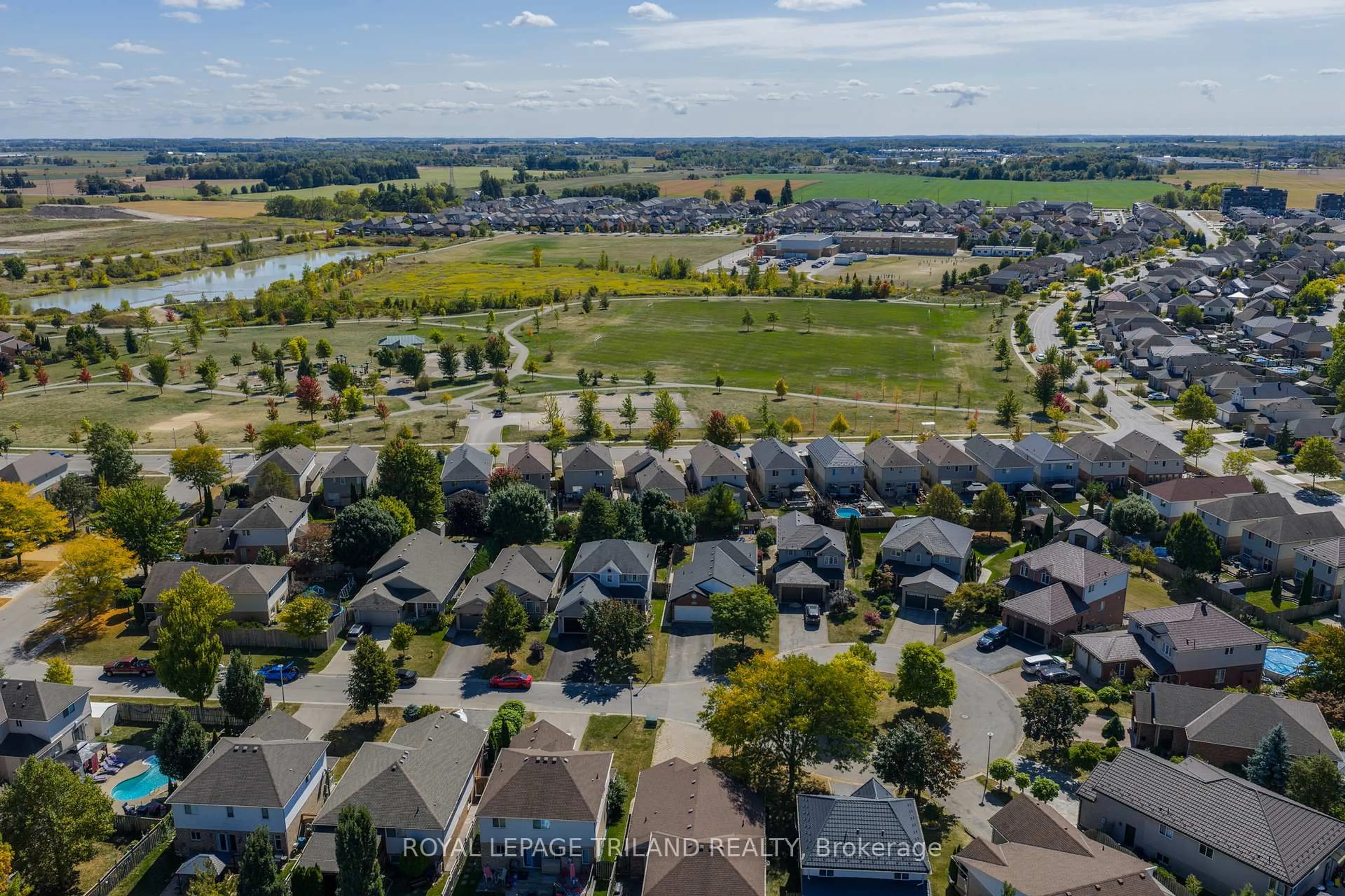 A pic from outside/outdoor area/front of a property/back of a property/a pic from drone, water/lake/river/ocean view for 579 HARTOP Pl, London South Ontario N6M 1J5