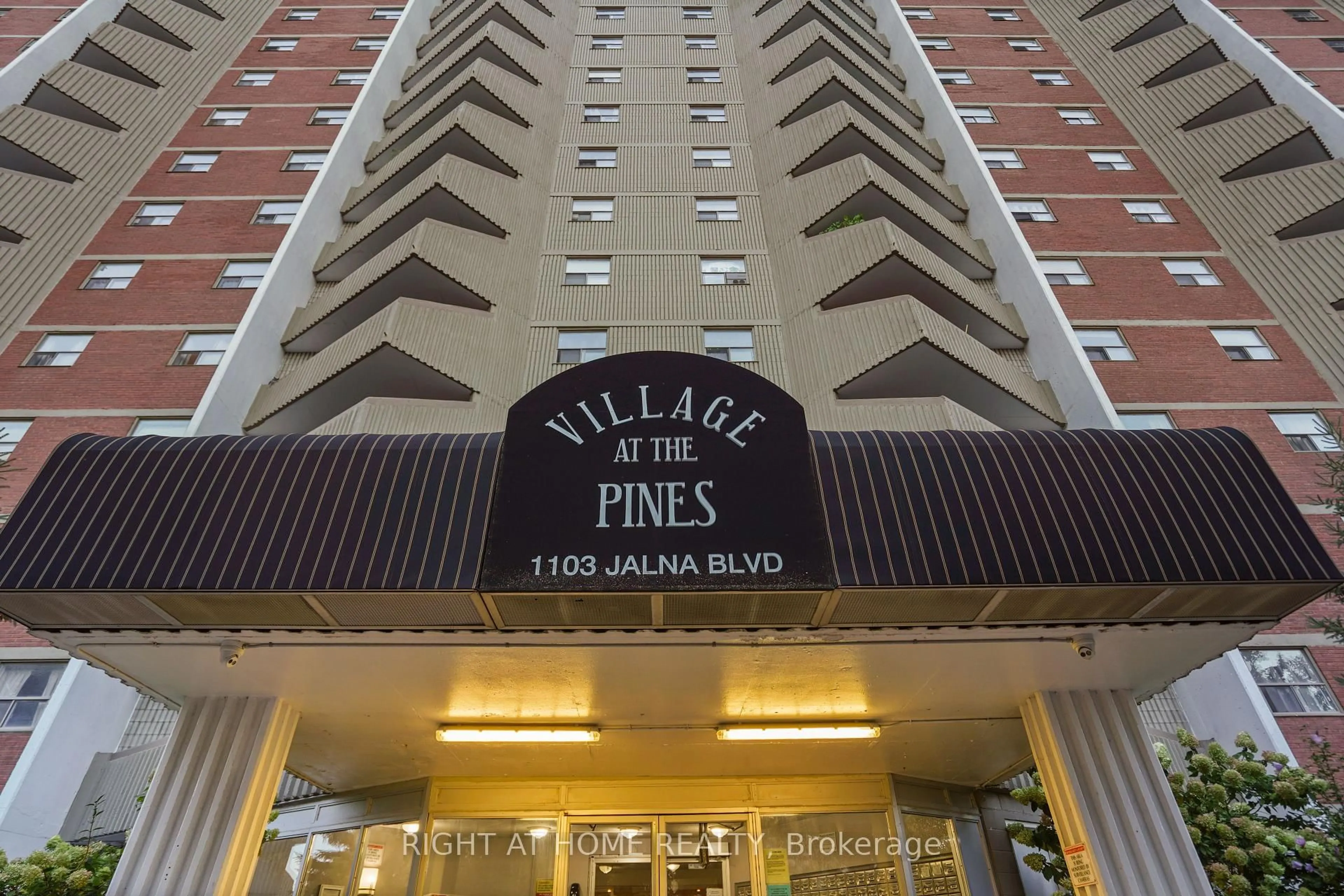 Indoor foyer for 1103 Jalna Blvd #1609, London South Ontario N6E 2W8