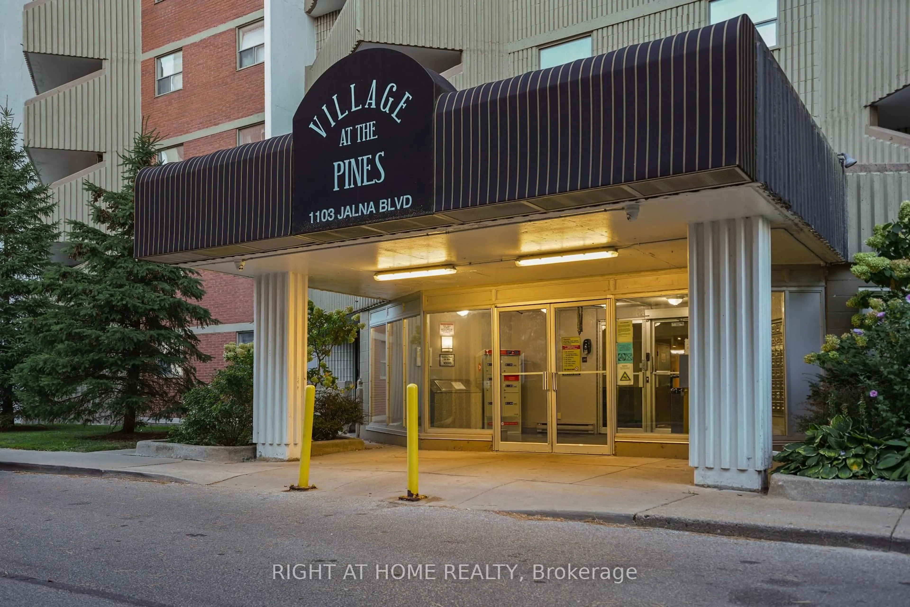 Indoor foyer for 1103 Jalna Blvd #1609, London South Ontario N6E 2W8