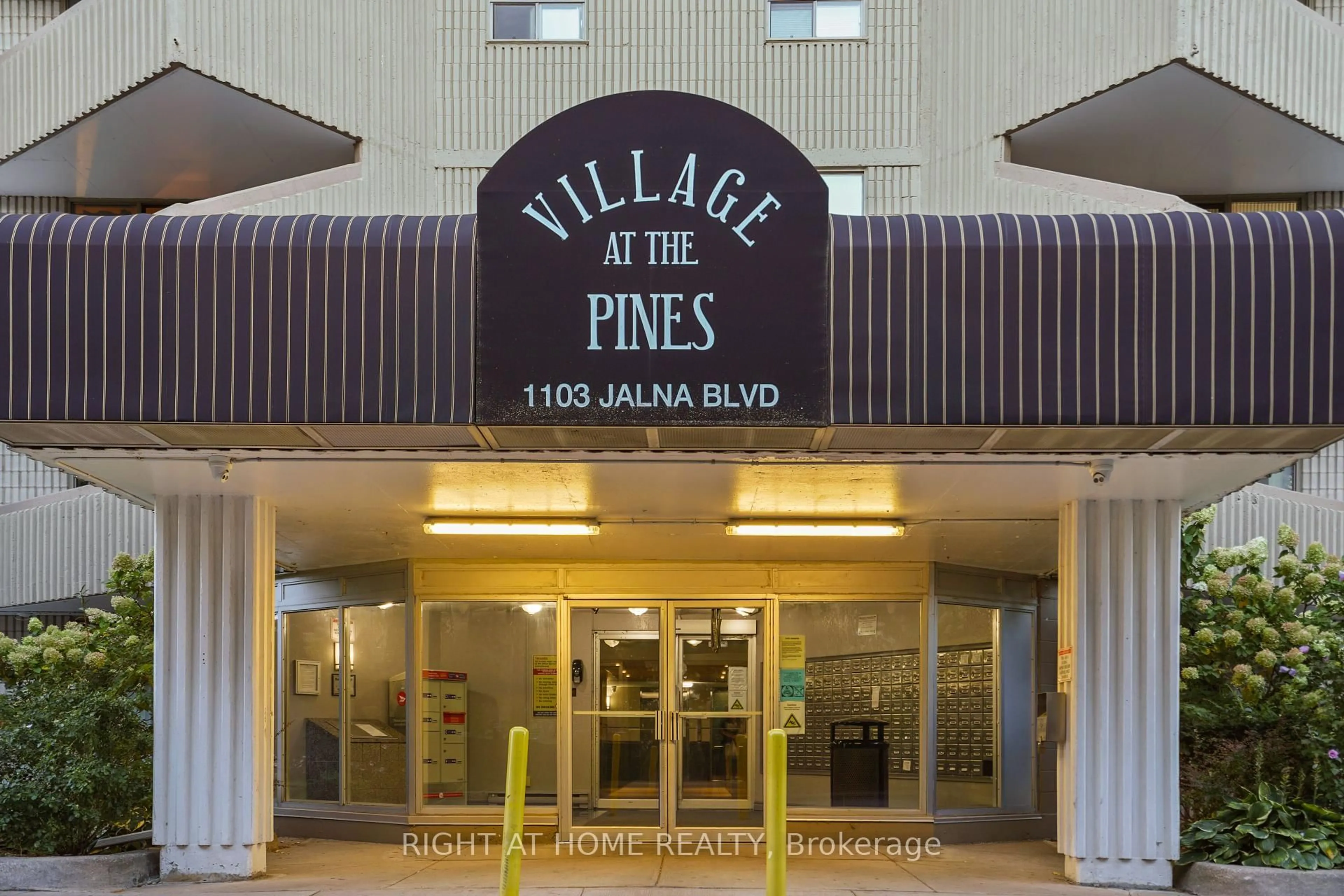 Indoor foyer for 1103 Jalna Blvd #1609, London South Ontario N6E 2W8