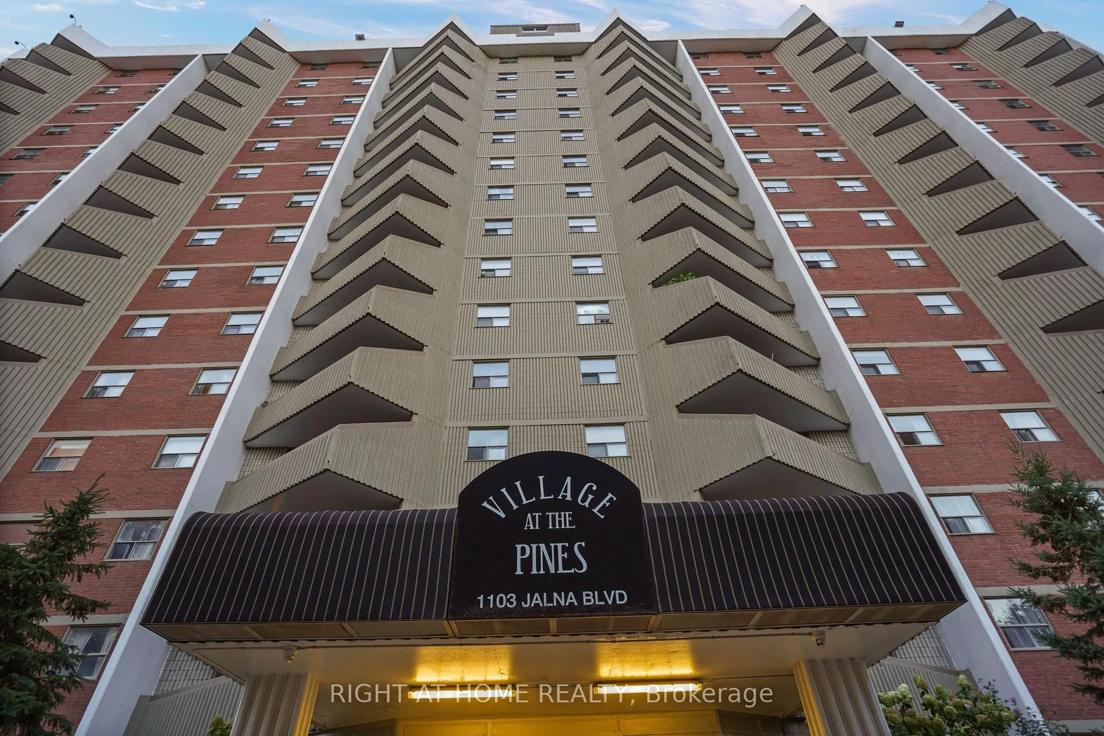 Indoor foyer for 1103 Jalna Blvd #1609, London South Ontario N6E 2W8