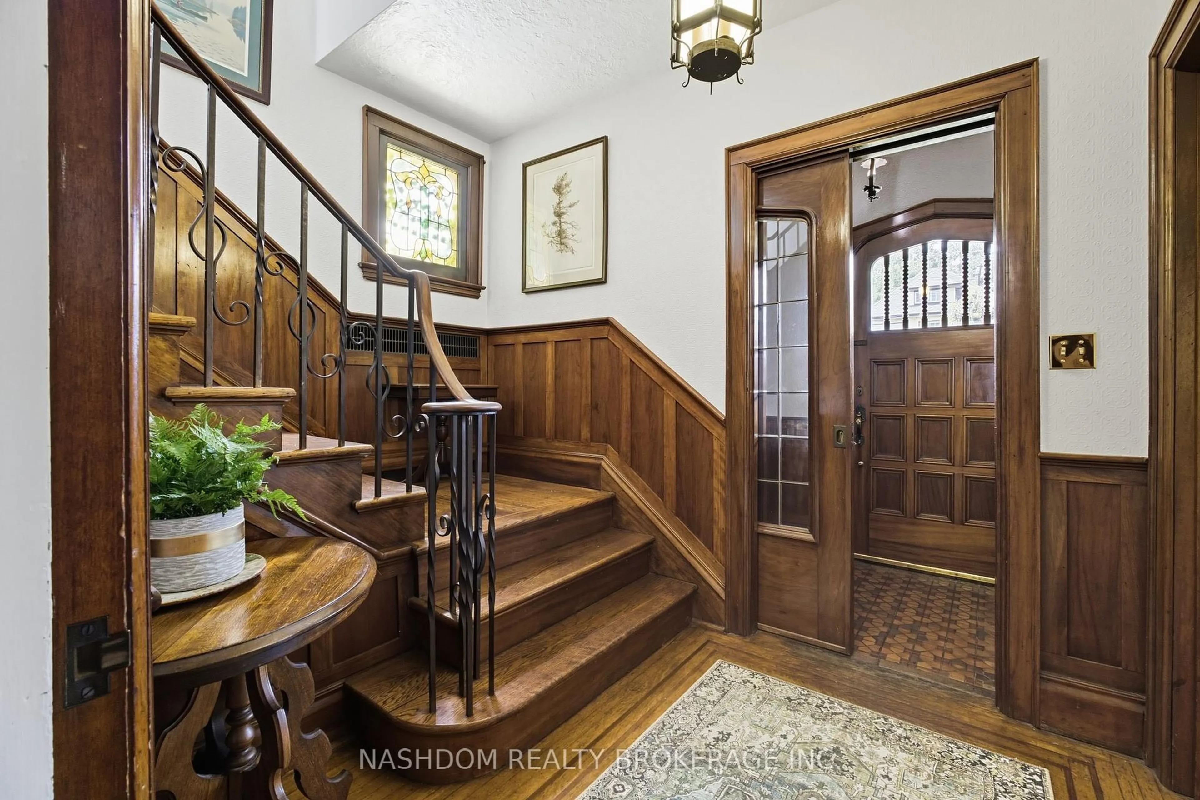 Indoor foyer for 151 Delaware Ave, Hamilton Ontario L8M 1V5