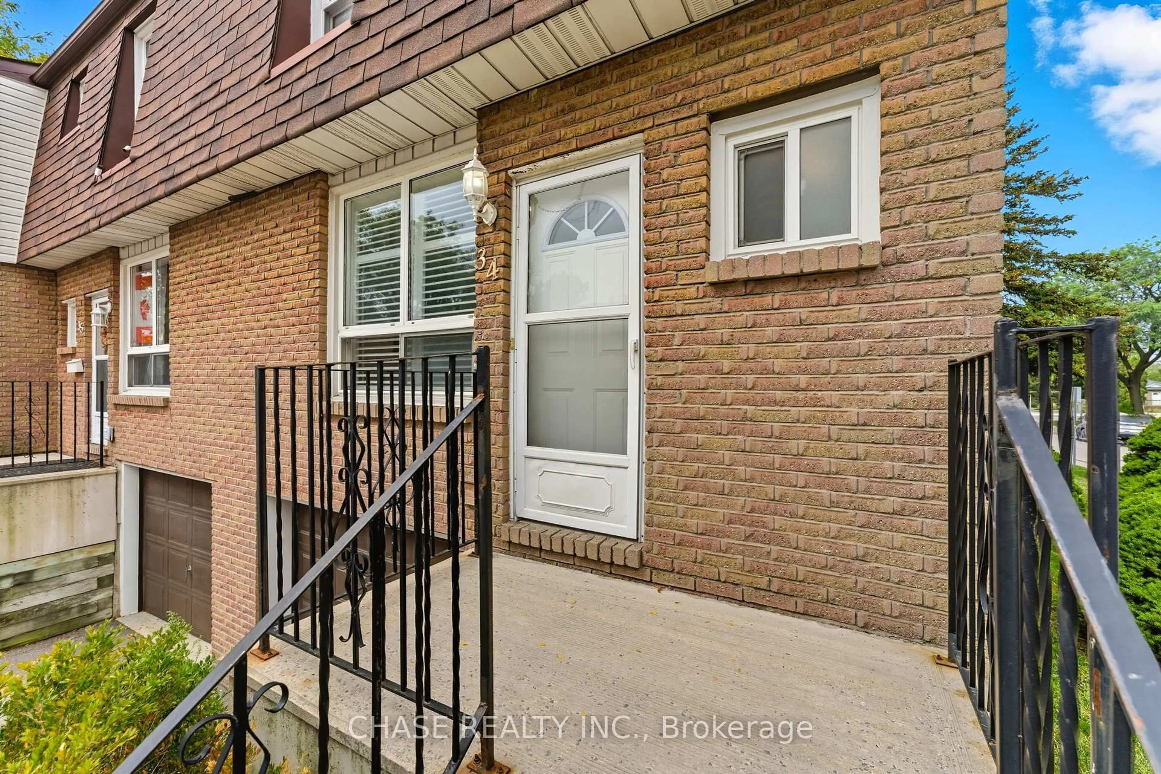 Indoor entryway for 1301 Upper Gage Ave #34, Hamilton Ontario L8W 1E5