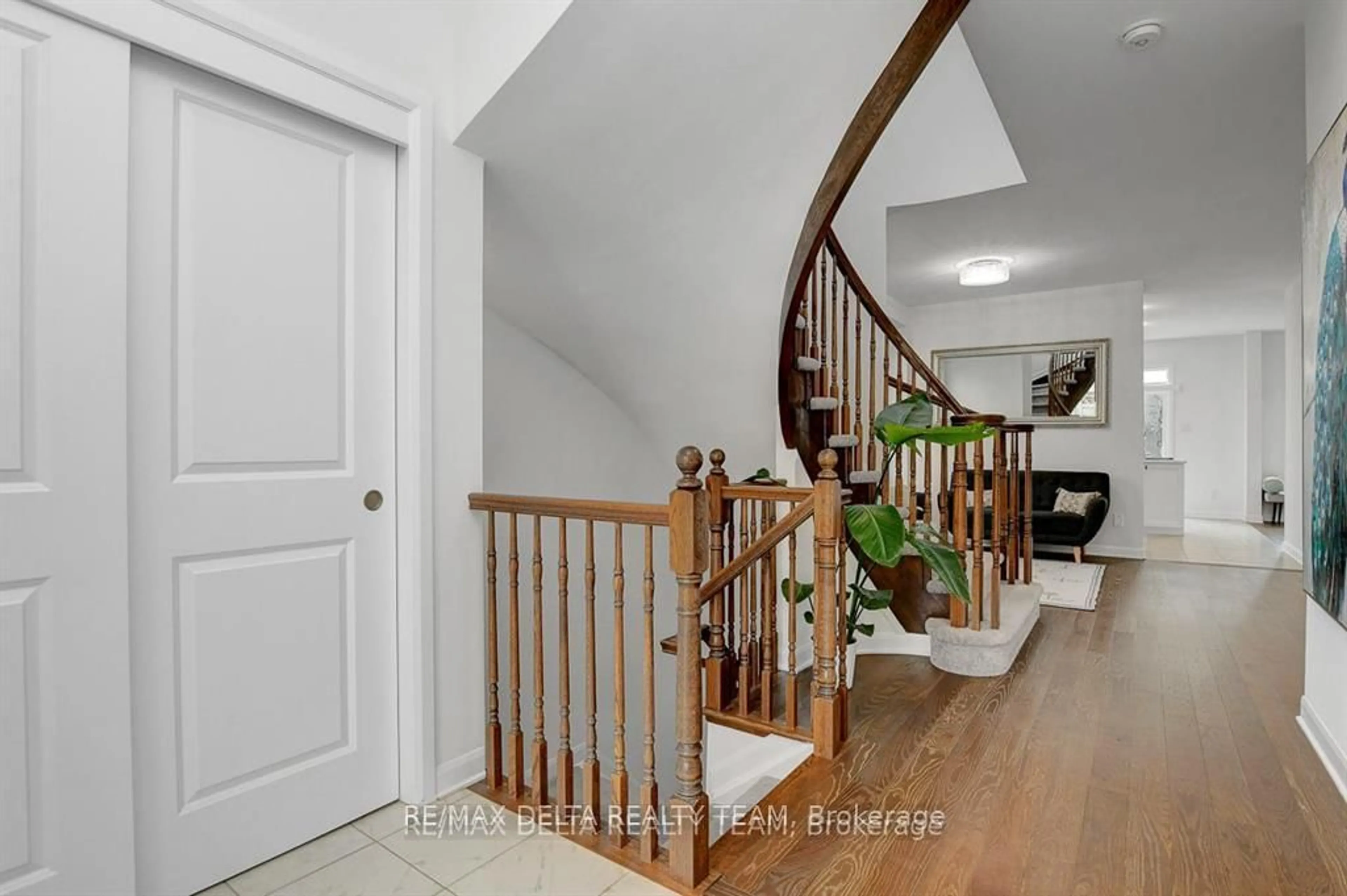 Indoor entryway for 370 Aquaview Dr, Ottawa Ontario K4A 5K5