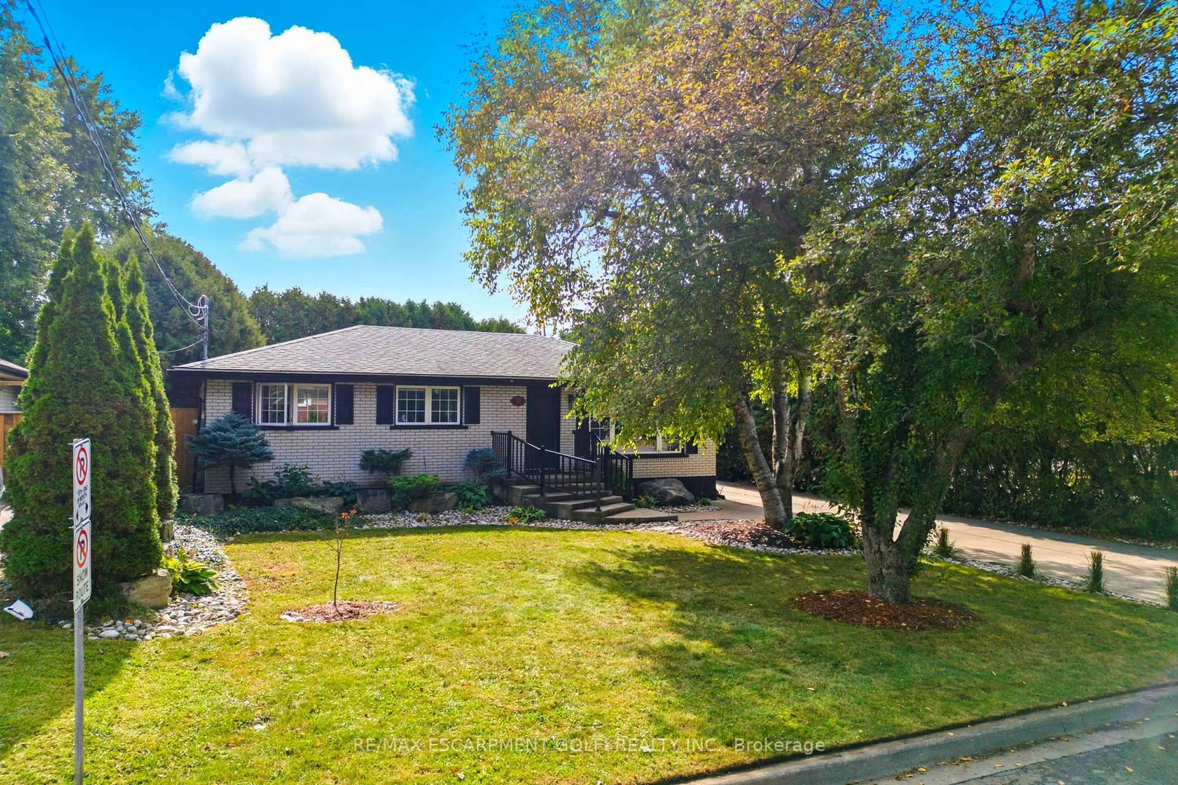 A pic from outside/outdoor area/front of a property/back of a property/a pic from drone, water/lake/river/ocean view for 31 VARADI Ave, Brantford Ontario N3R 3N2