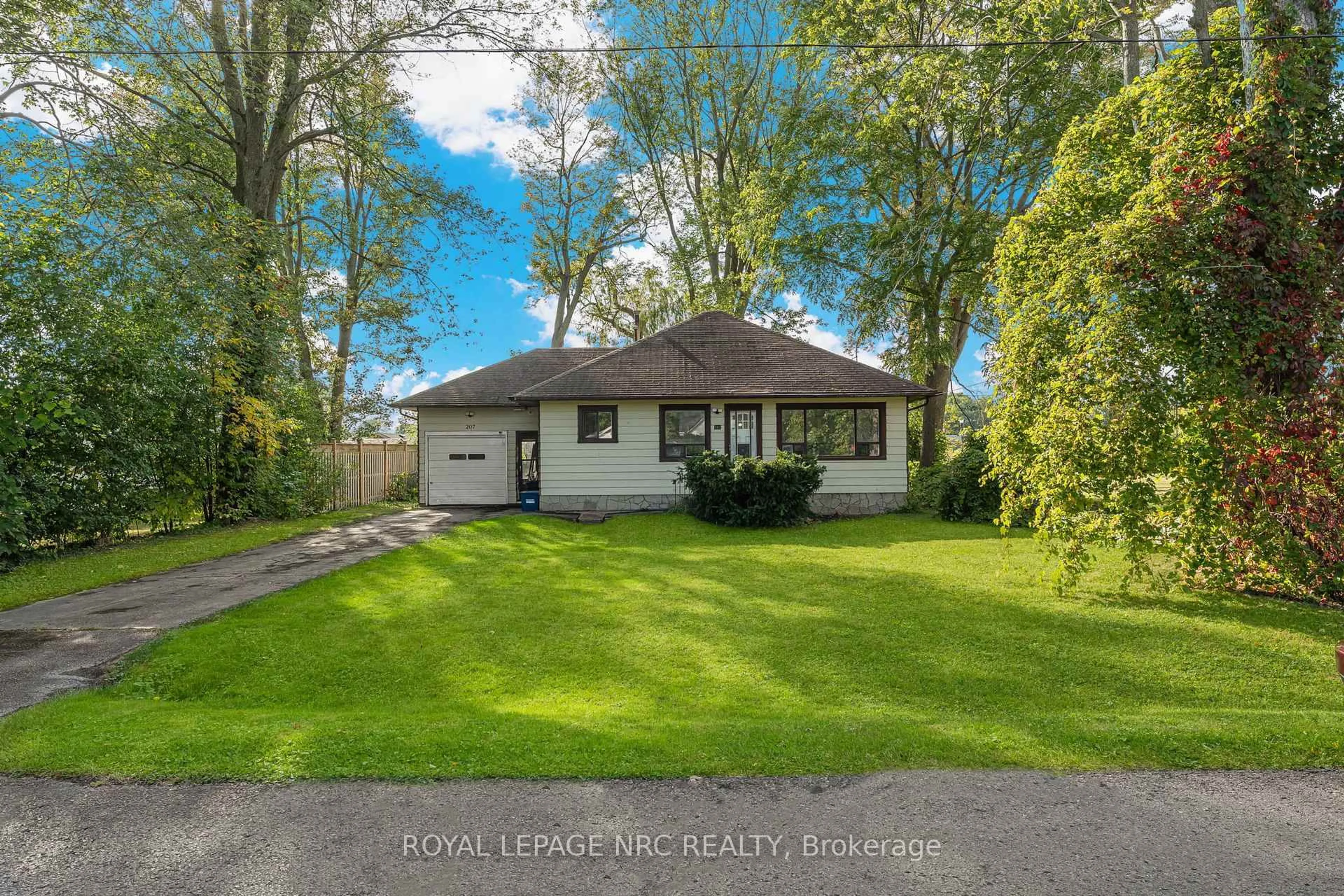 A pic from outside/outdoor area/front of a property/back of a property/a pic from drone, street for 207 Elmwood Ave, Fort Erie Ontario L0S 1B0