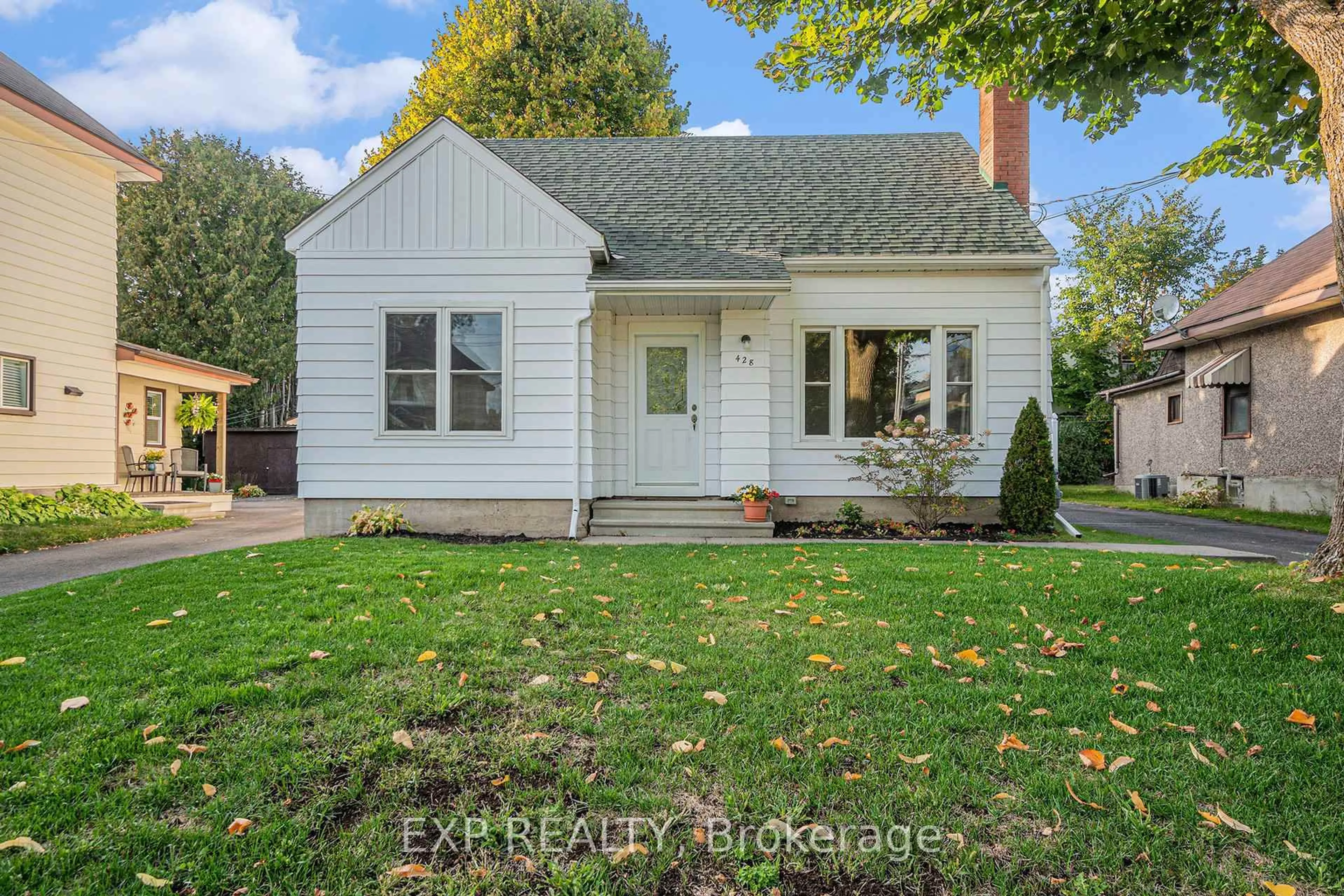Home with vinyl exterior material, street for 428 First Ave, Pembroke Ontario K8A 5C6