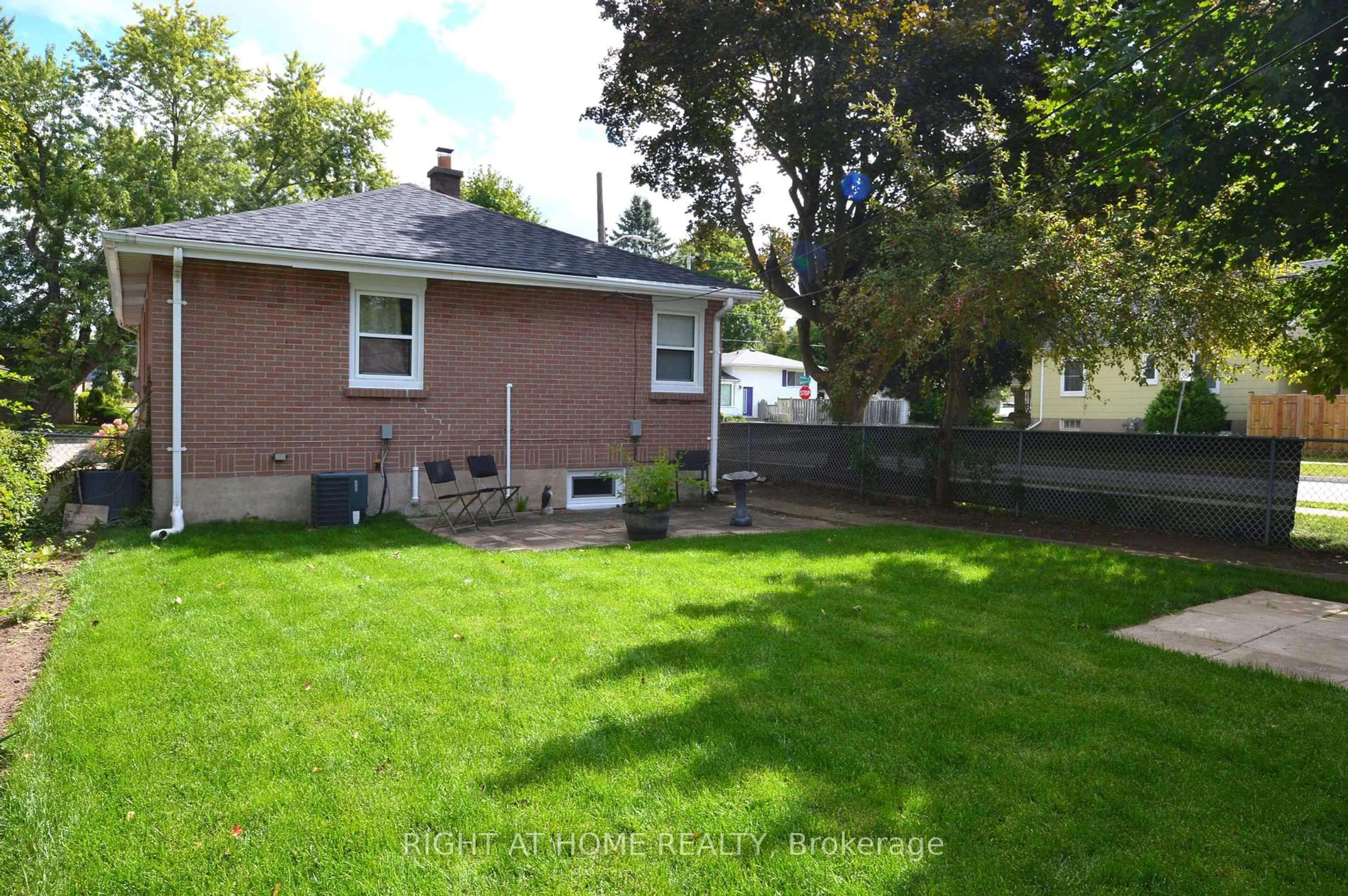 Unknown for 117 Barker St, London East Ontario N5Y 1X9