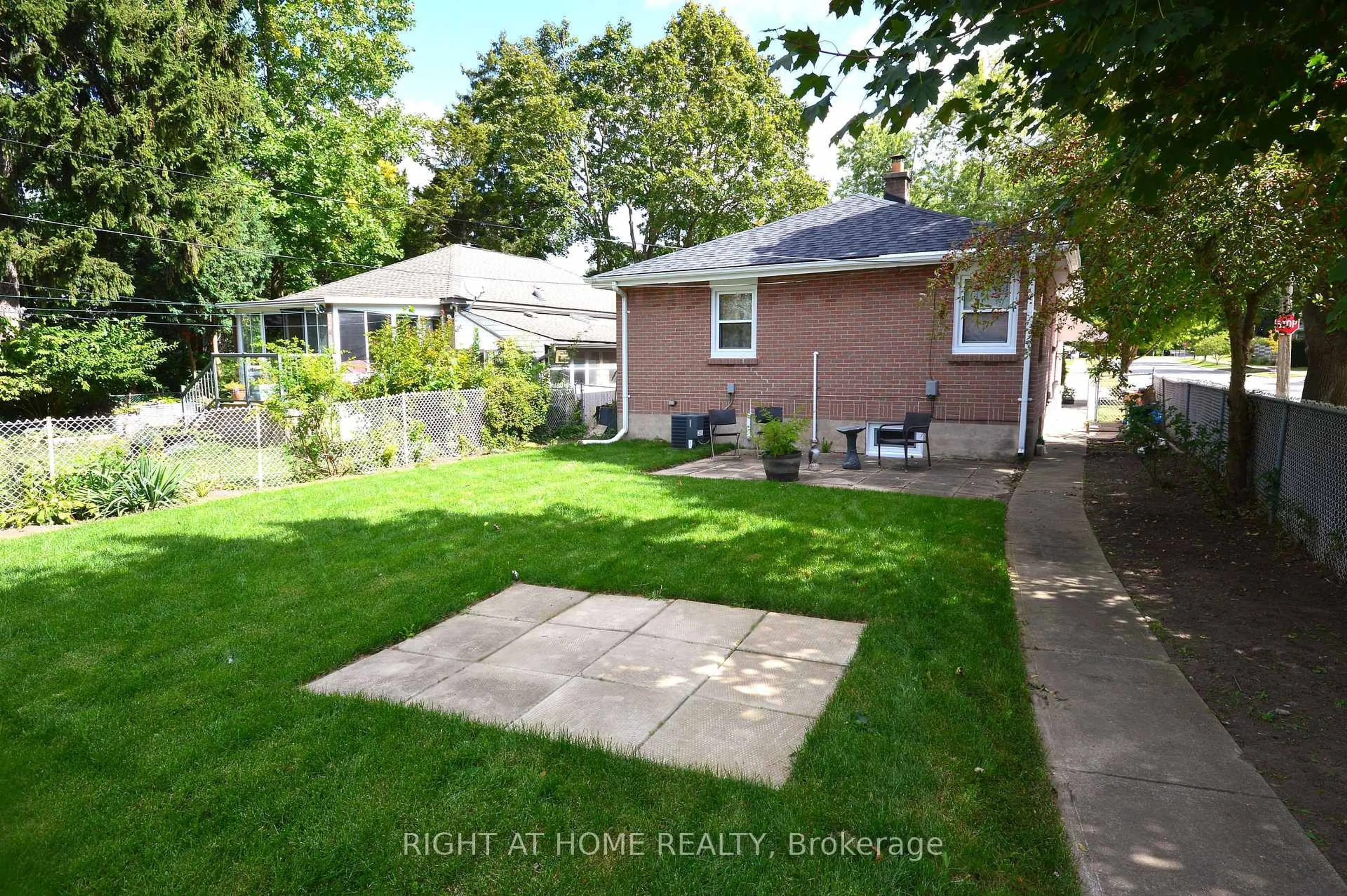 A pic from outside/outdoor area/front of a property/back of a property/a pic from drone, street for 117 Barker St, London East Ontario N5Y 1X9