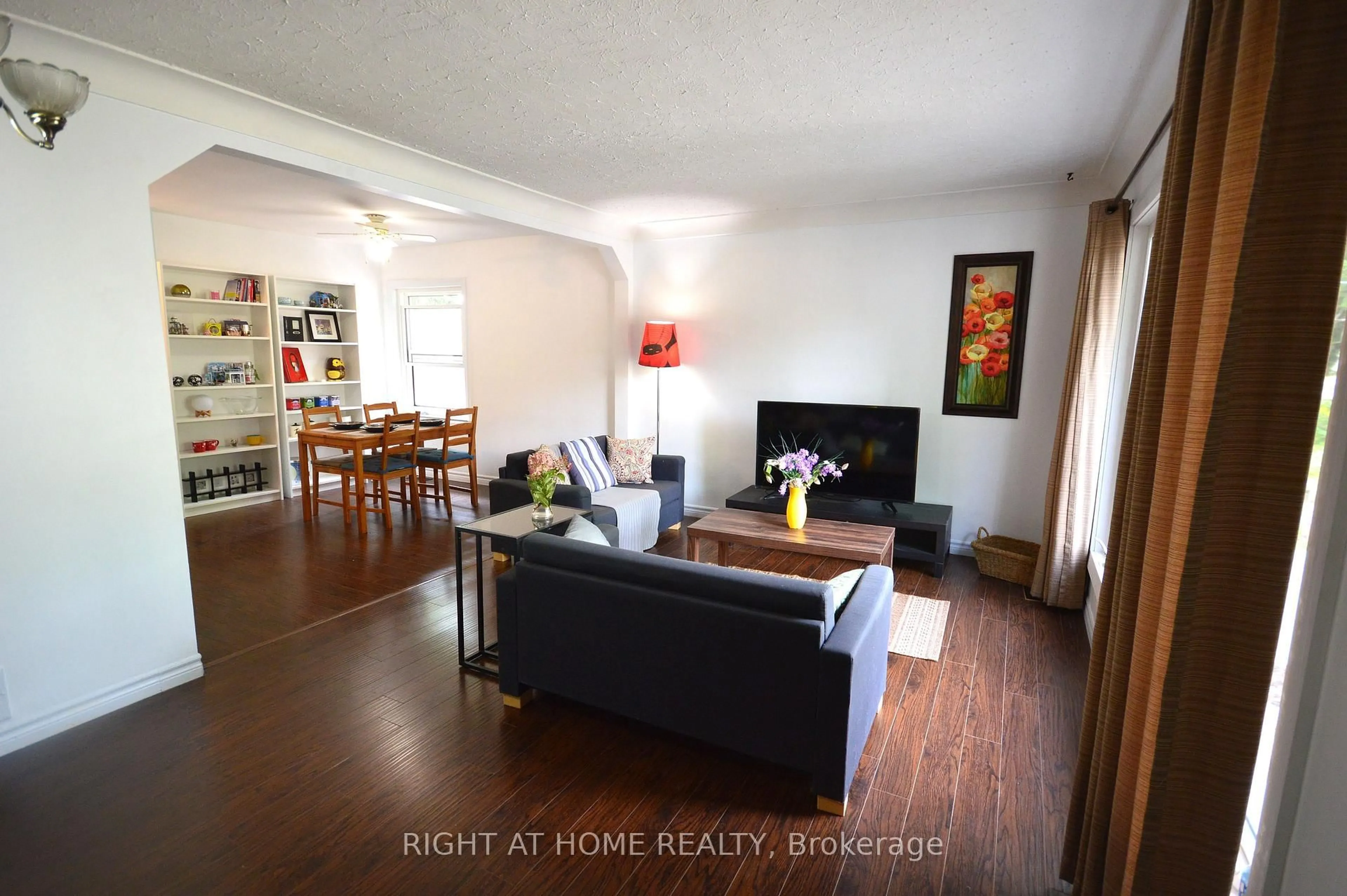 Living room with furniture, wood/laminate floor for 117 Barker St, London East Ontario N5Y 1X9