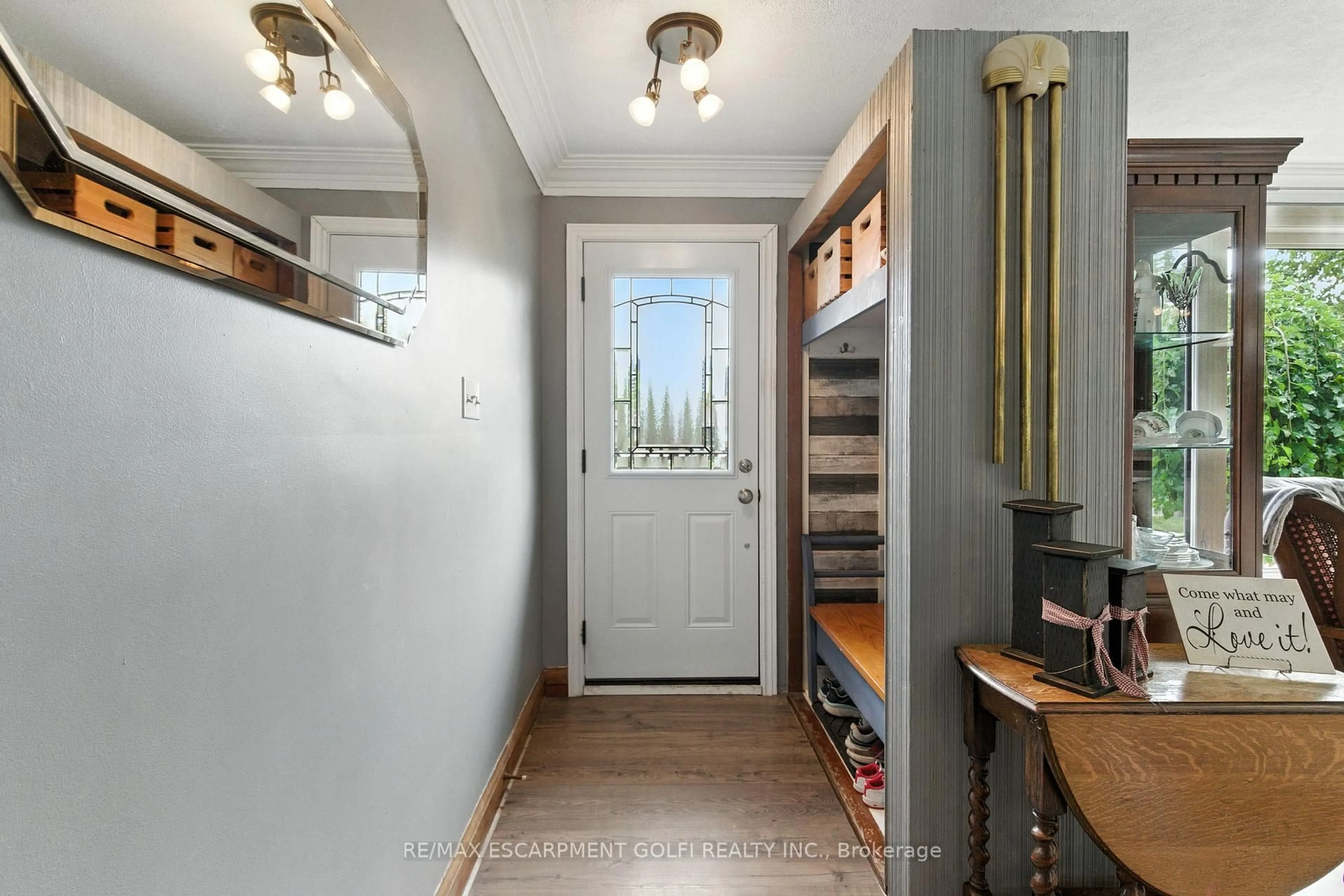 Indoor entryway for 10 Riverview Blvd, St. Catharines Ontario L2T 3L6
