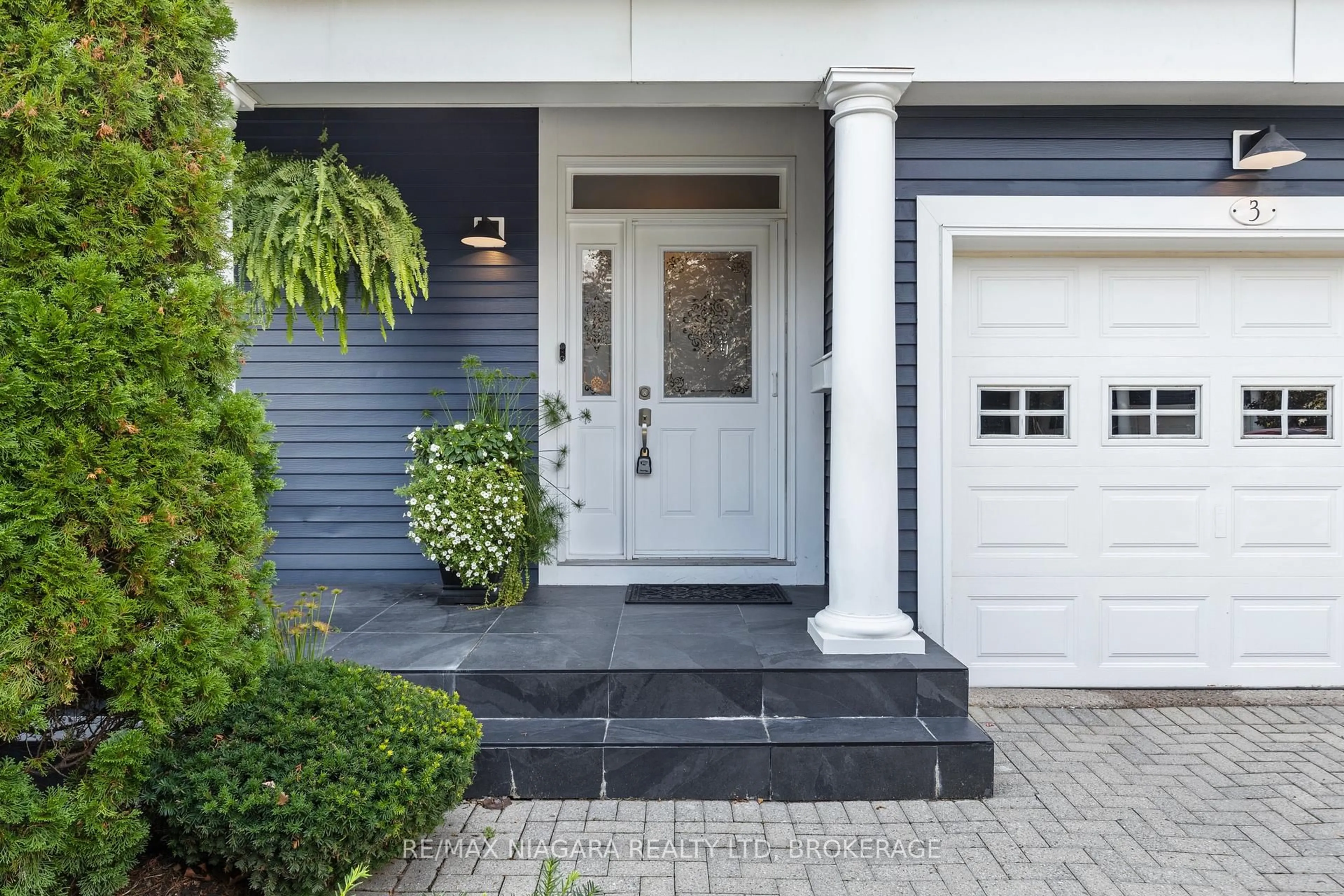 Indoor entryway for 88 Lakeport Rd #3, St. Catharines Ontario L2N 4P8