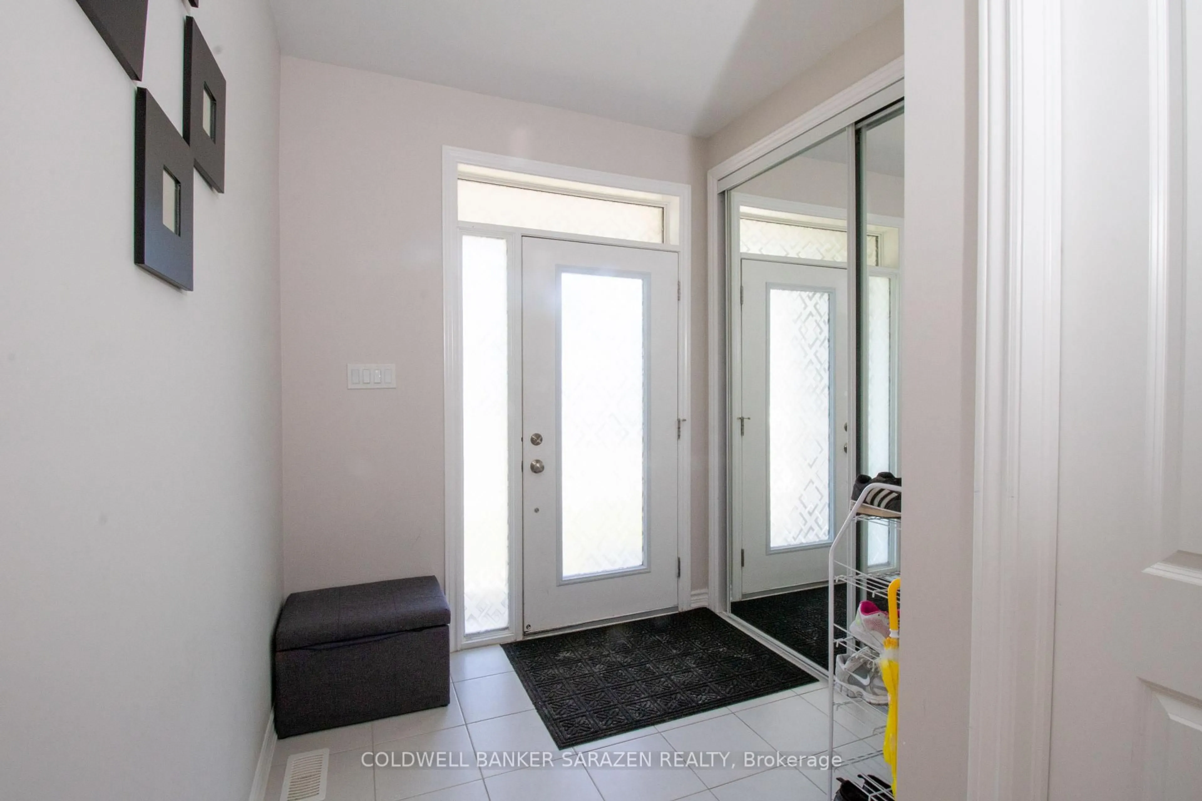 Indoor entryway for 213 MEYNELL Rd, Richmond Ontario K0A 2Z0
