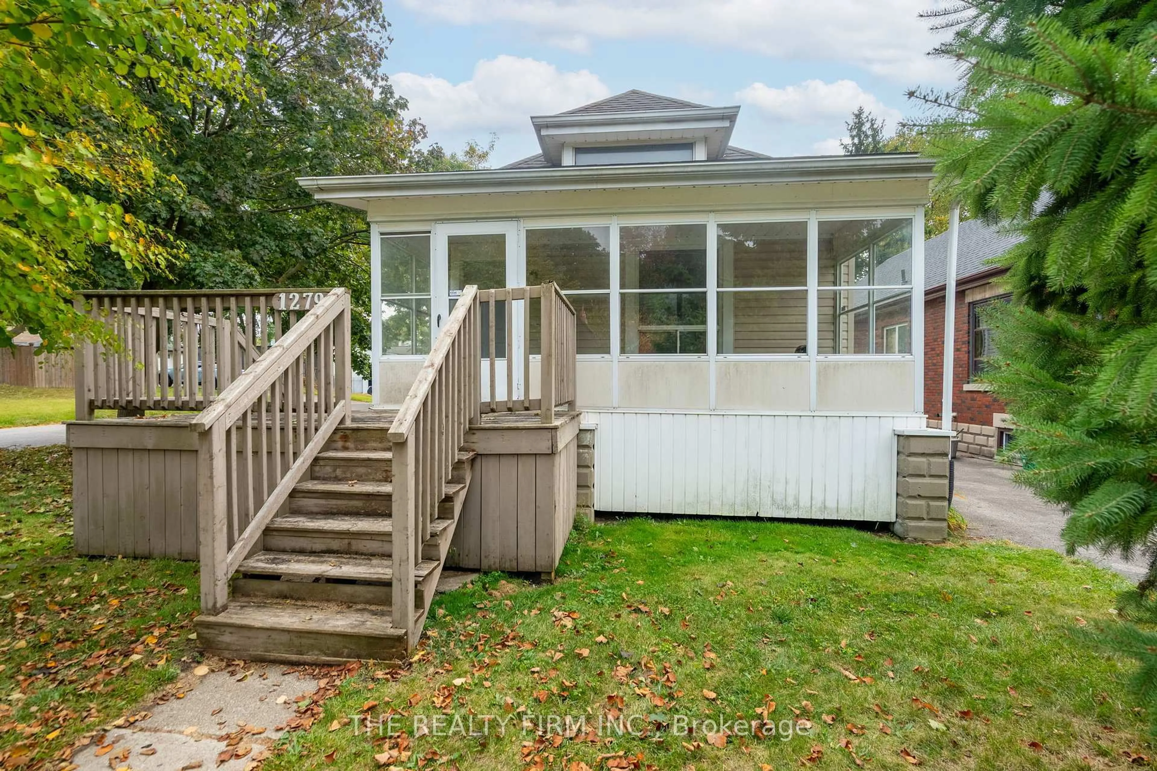 Home with vinyl exterior material, unknown for 1279 York St, London East Ontario N5W 2V3