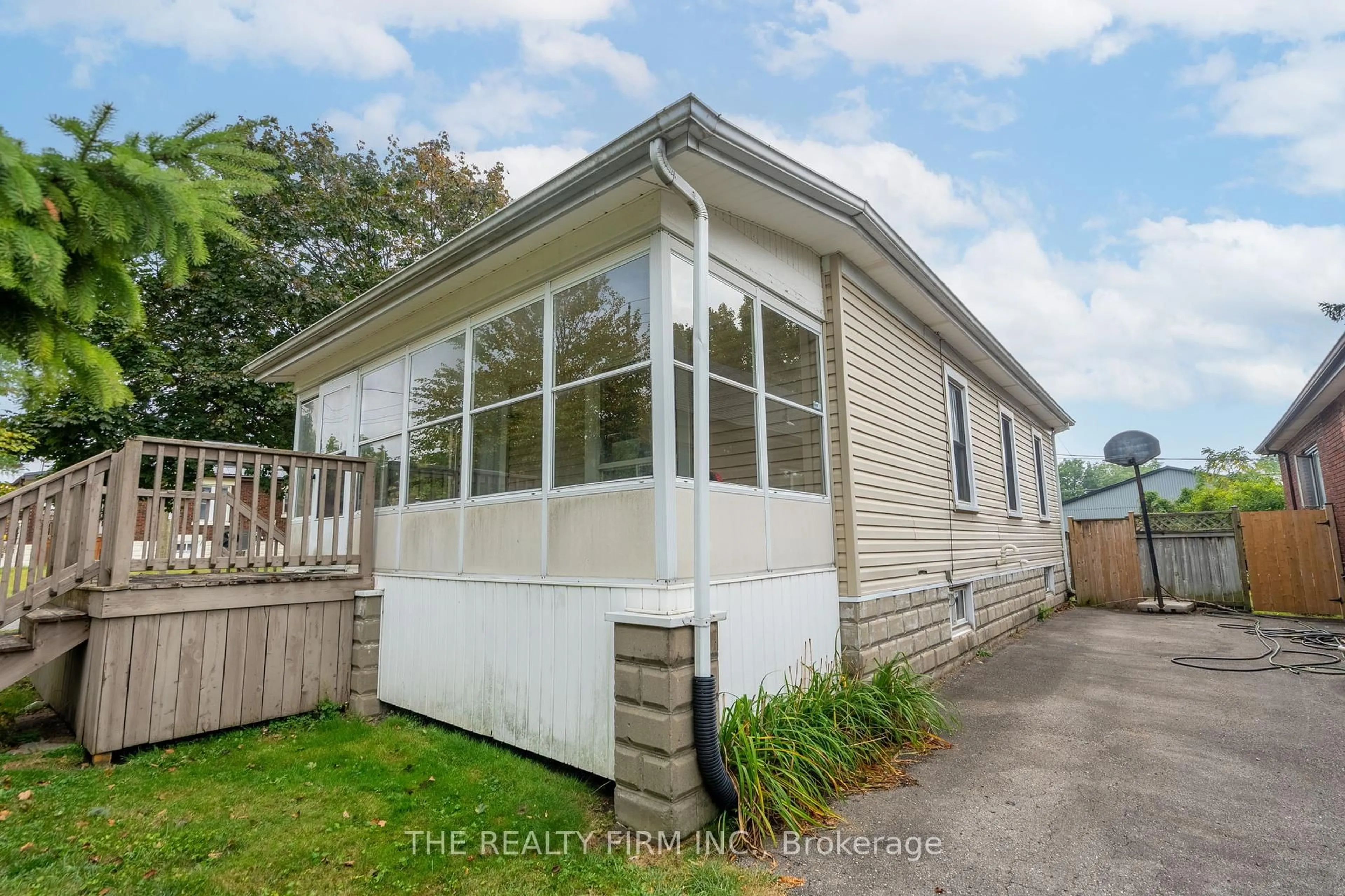 Unknown for 1279 York St, London East Ontario N5W 2V3