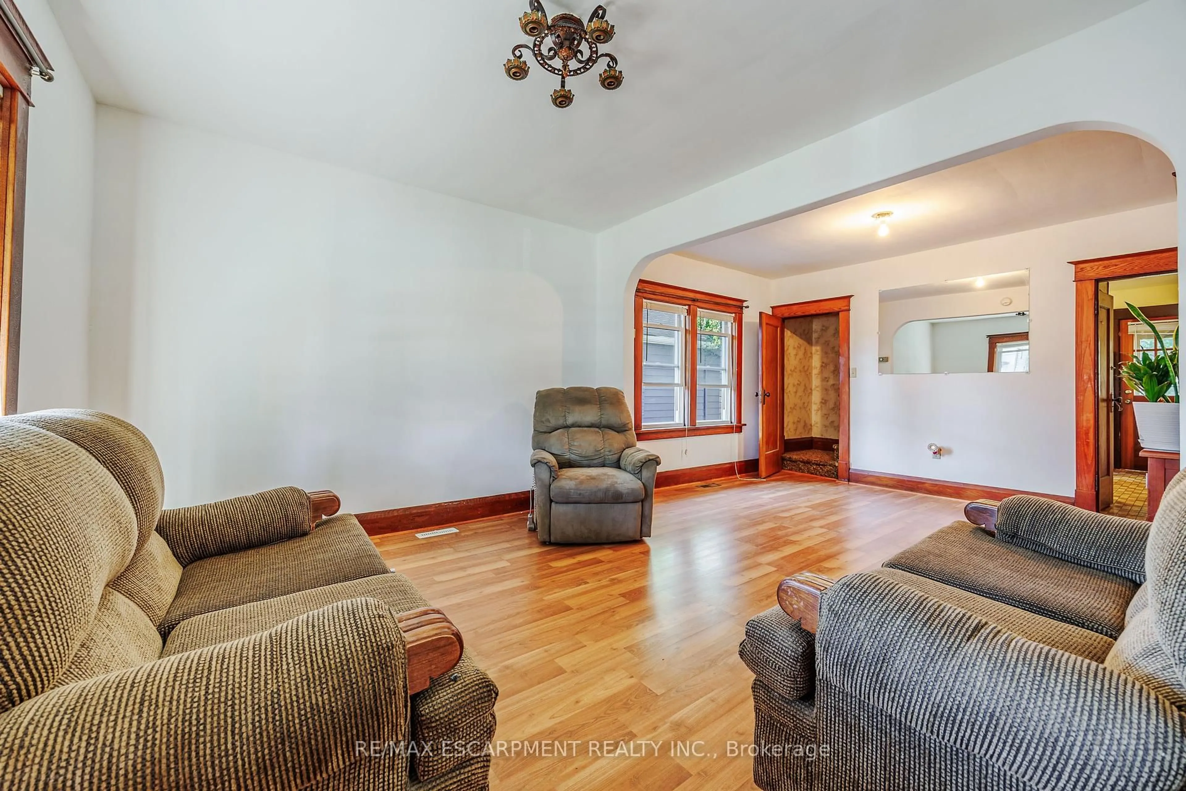 Living room with furniture, unknown for 5417 Bridge St, Niagara Falls Ontario L2E 2T5