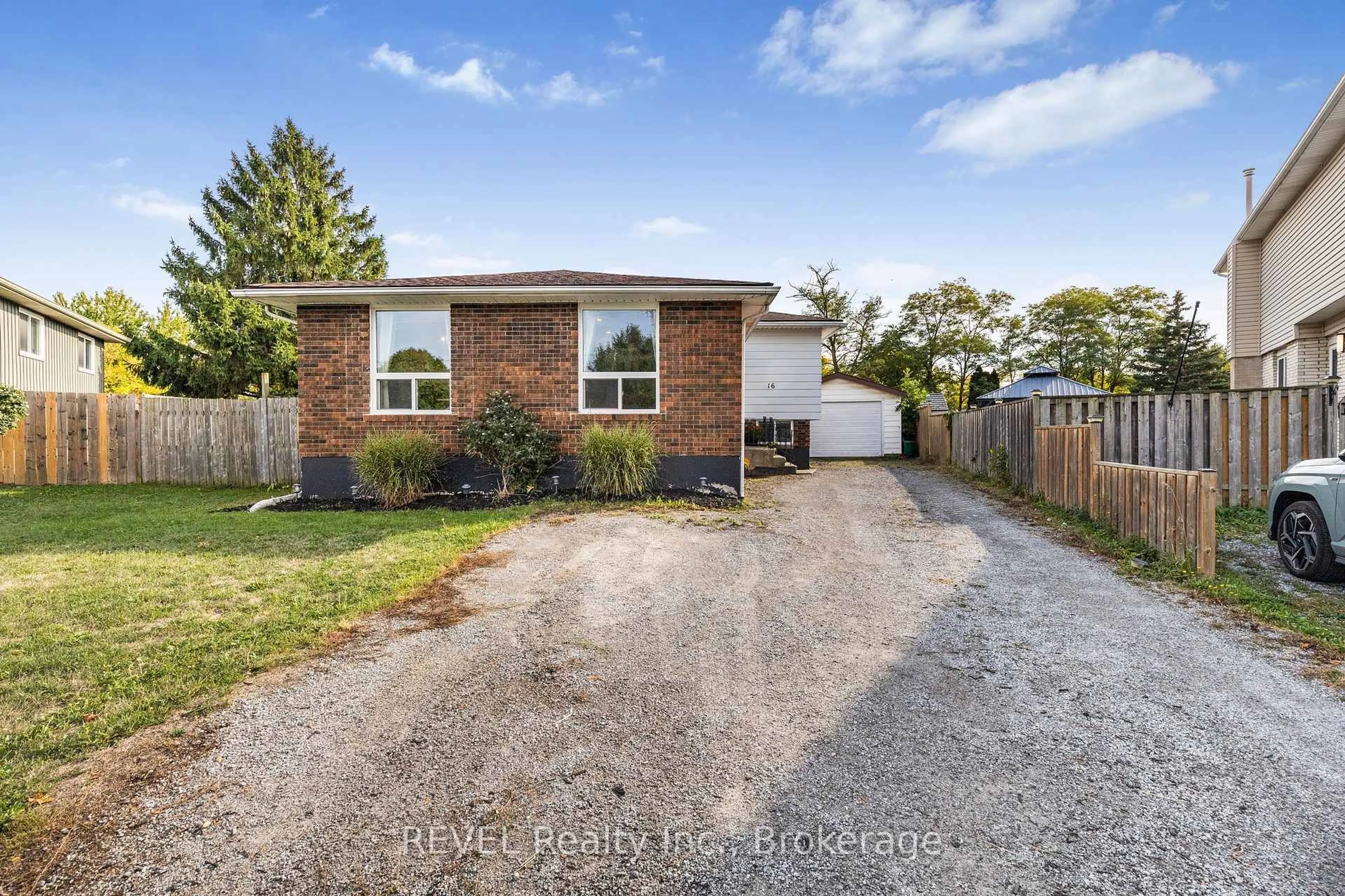 A pic from outside/outdoor area/front of a property/back of a property/a pic from drone, street for 16 Roxborough Crt, St. Catharines Ontario L2M 6E3