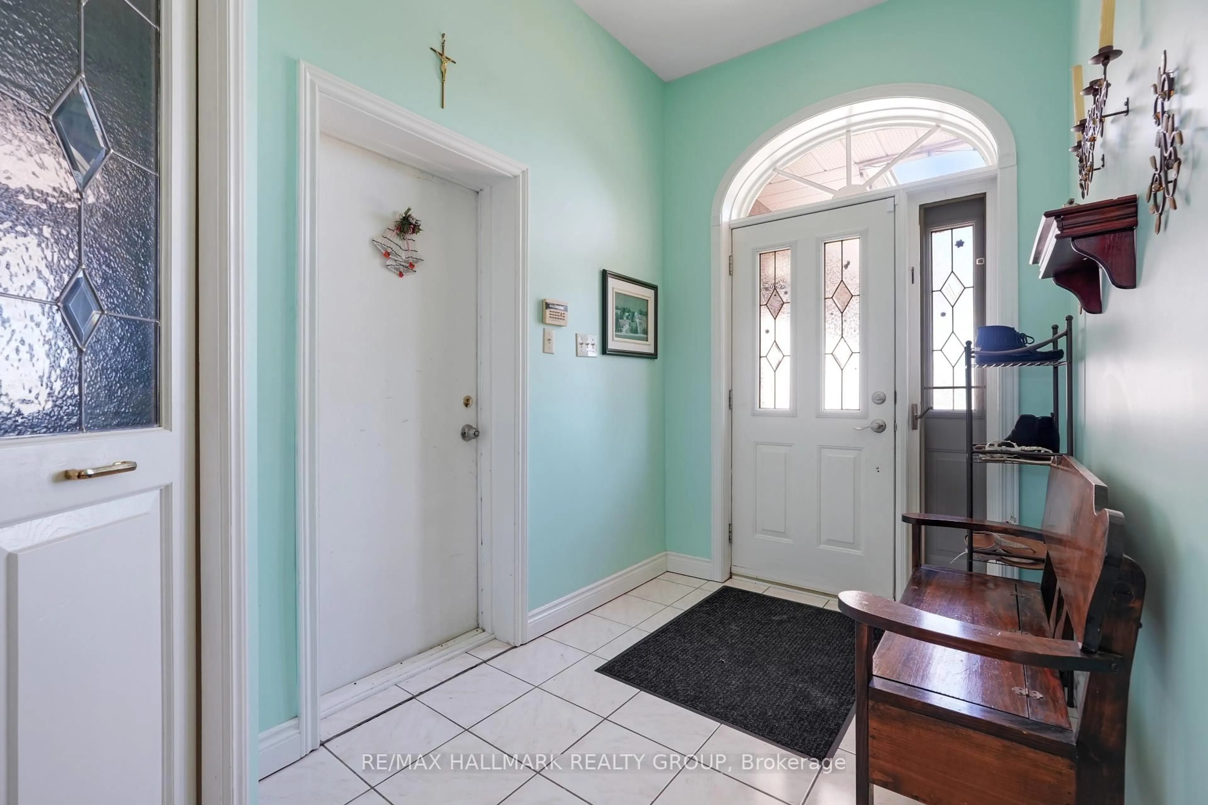 Indoor entryway for 5758 Third Line Rd, North Gower Ontario K0A 2T0