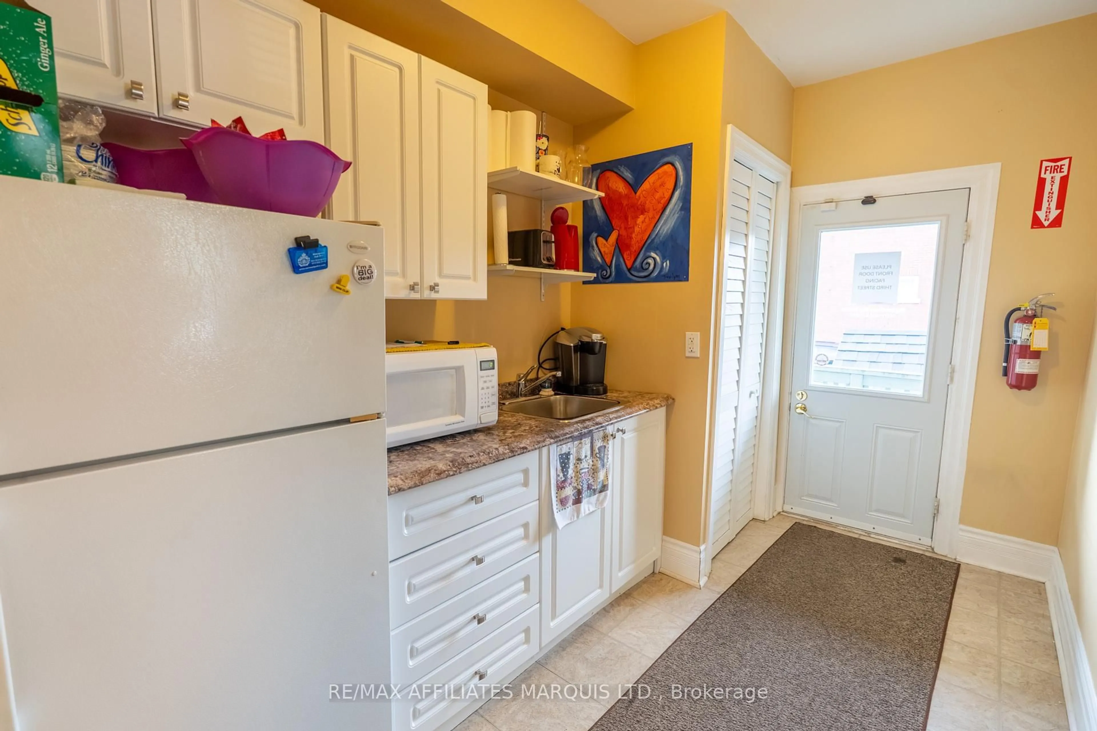Standard kitchen, ceramic/tile floor for 101 Third St, Cornwall Ontario K6J 2N9