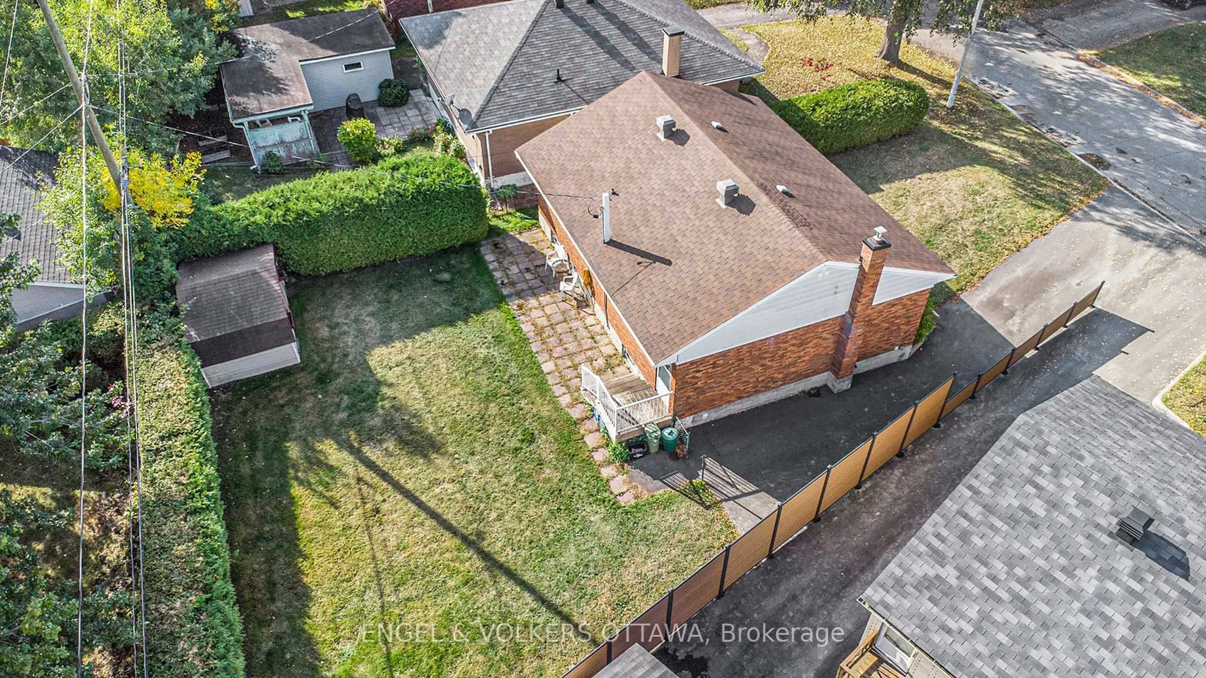 A pic from outside/outdoor area/front of a property/back of a property/a pic from drone, street for 2061 Vincent St, Ottawa Ontario K1G 2M8
