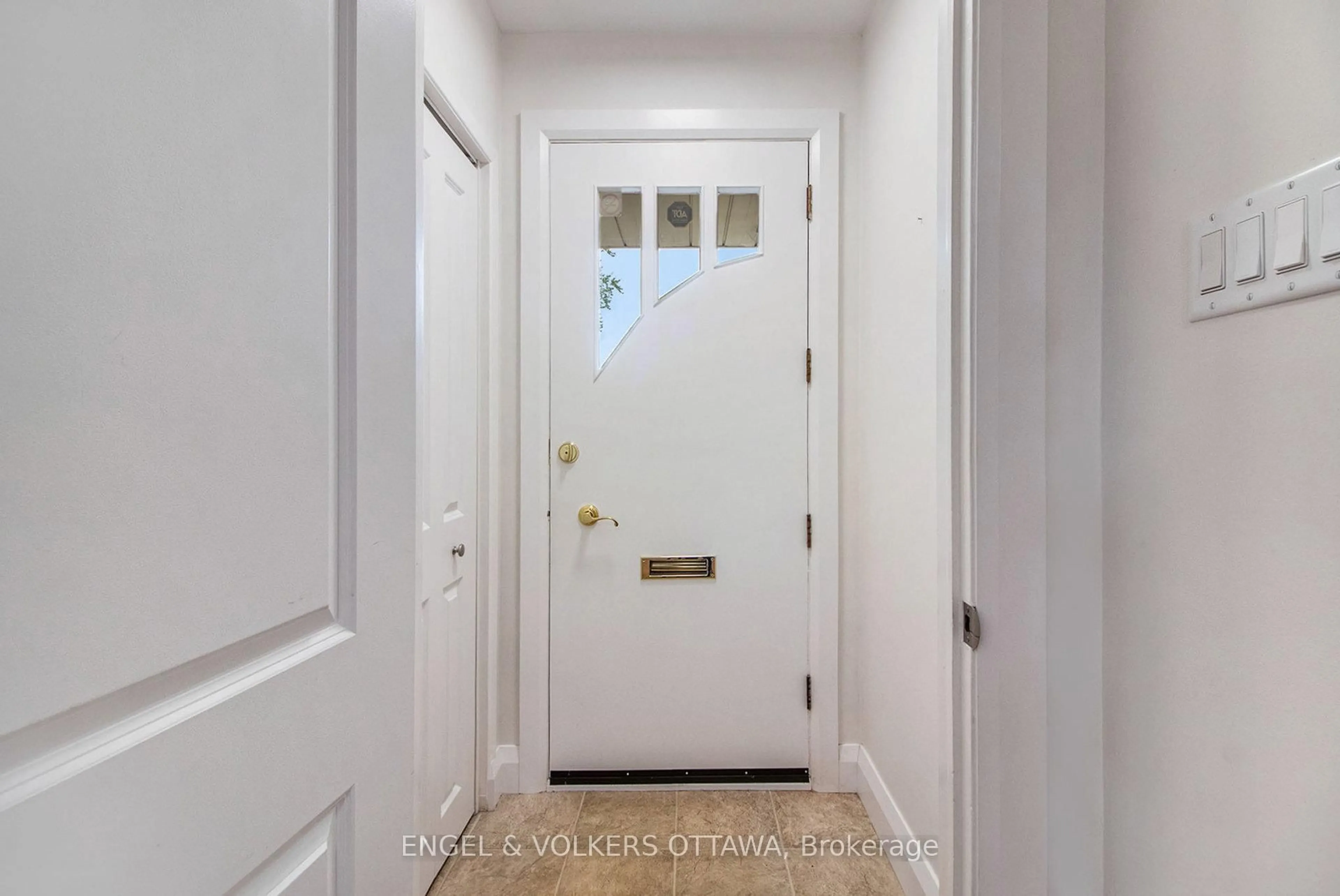 Indoor entryway for 2061 Vincent St, Ottawa Ontario K1G 2M8