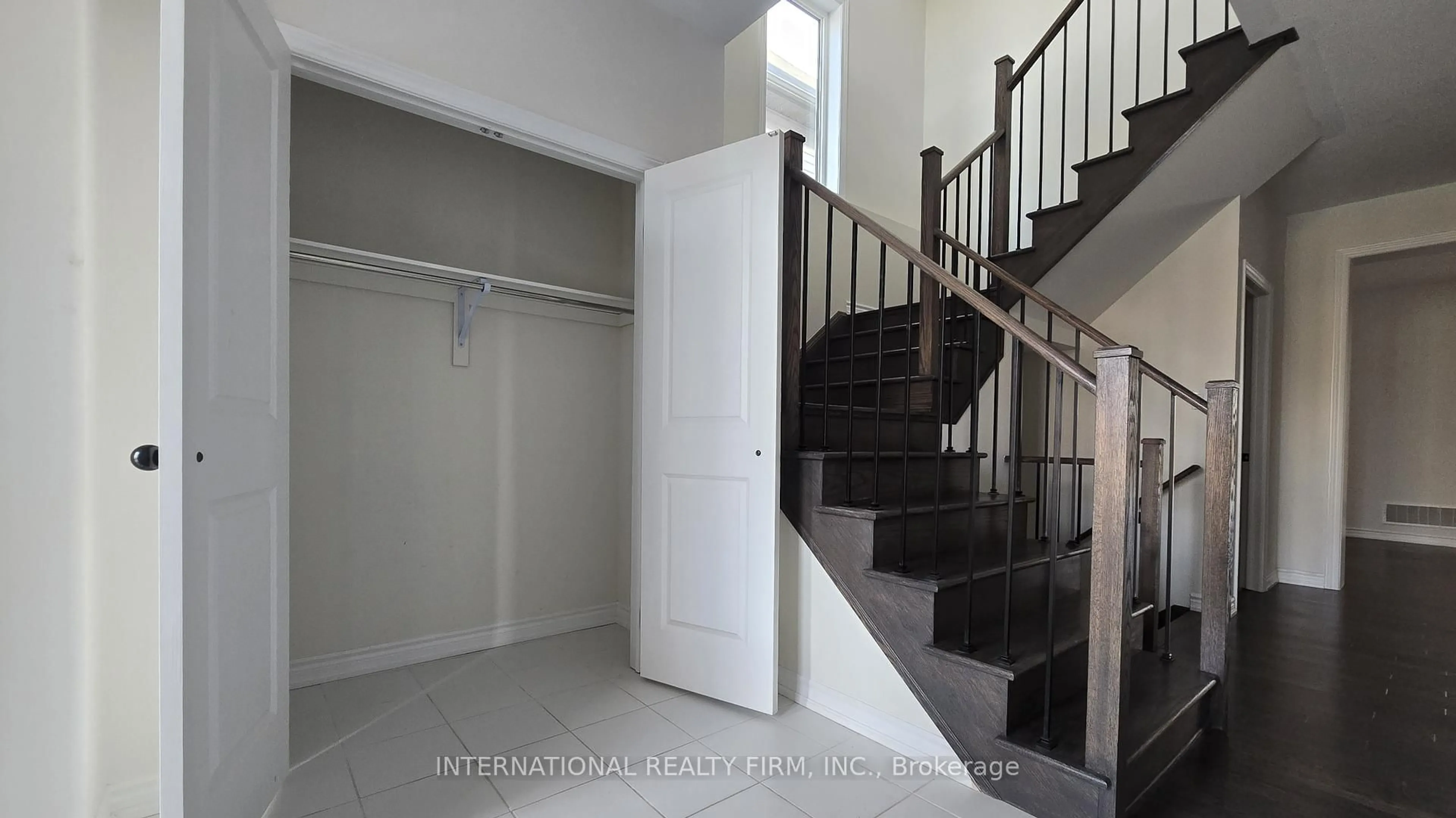 Indoor foyer for 19 Hancock Cres, Kawartha Lakes Ontario K9V 0P2