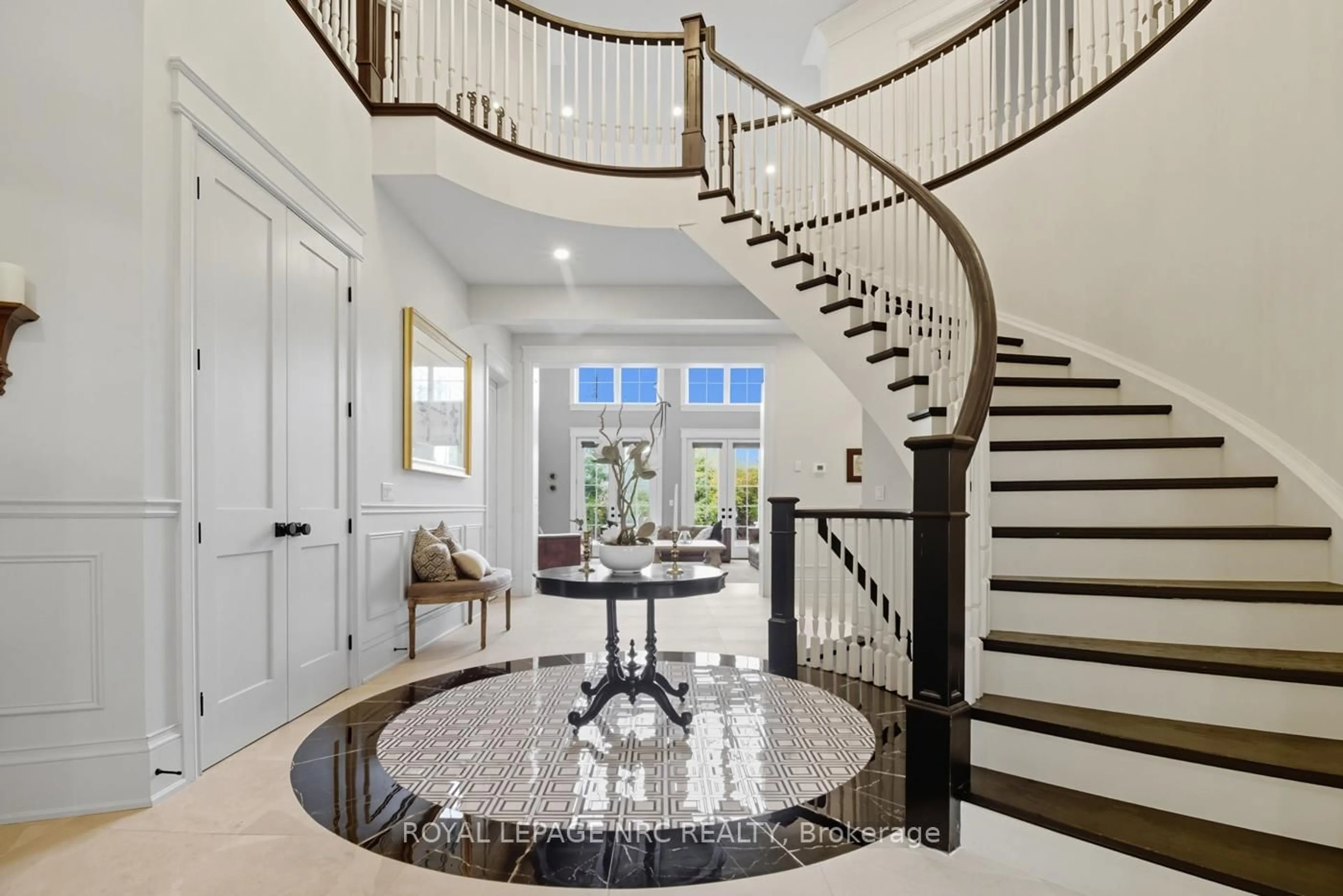 Indoor entryway for 26 Sandalwood Cres, Niagara-on-the-Lake Ontario L0S 1P0
