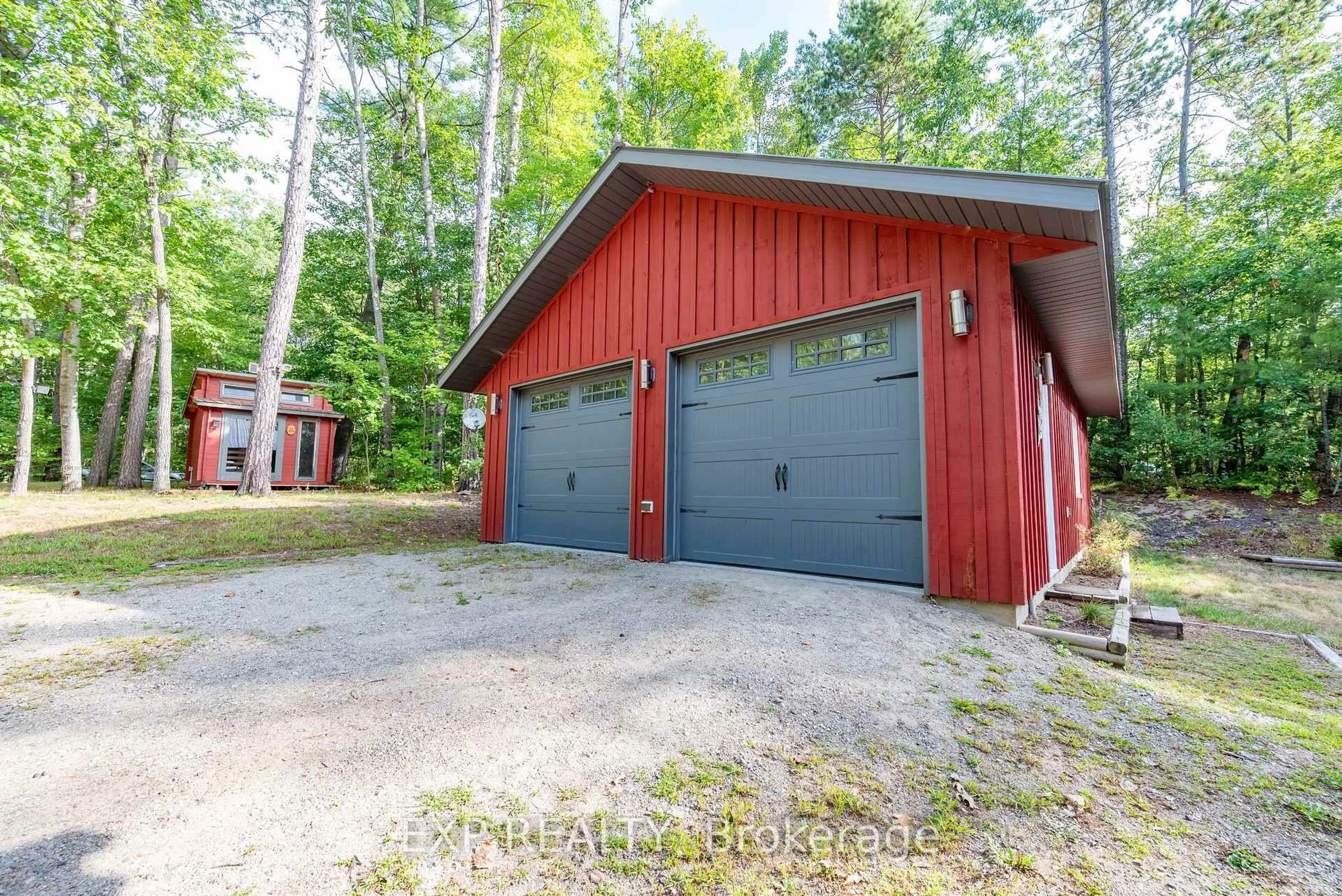 Indoor garage for 332 Lachlan Lane, Westmeath Ontario K0J 2L0