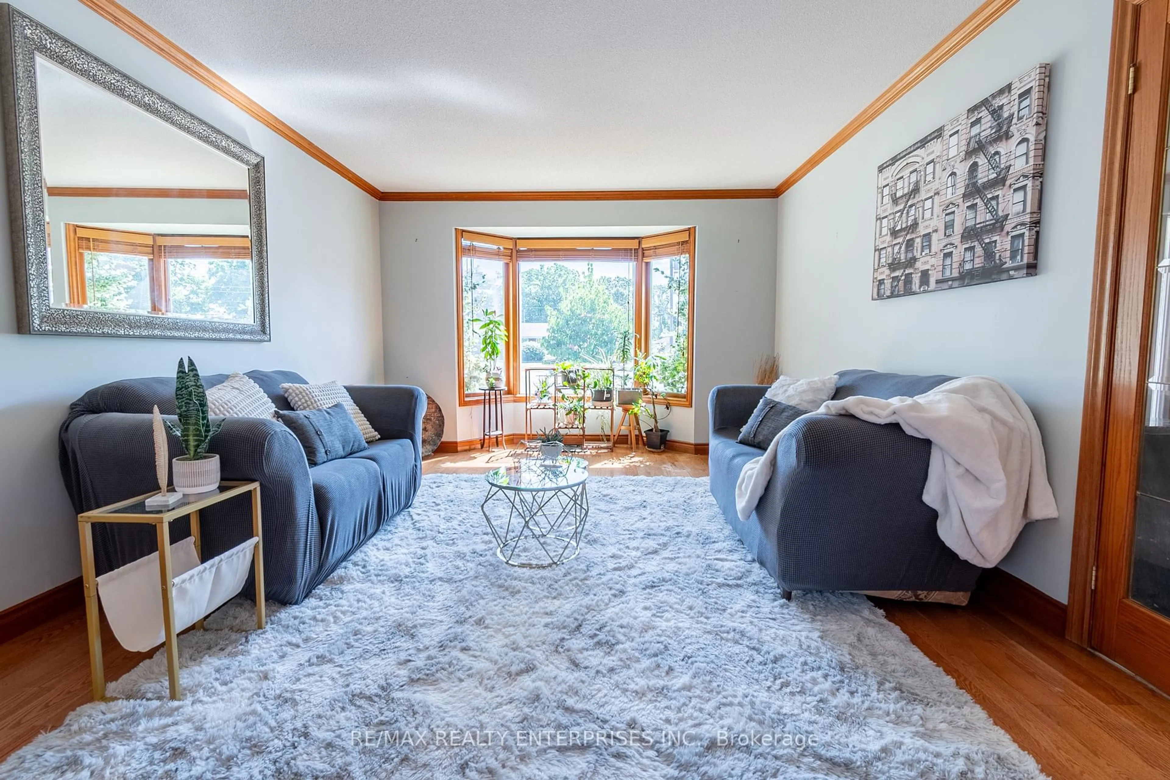 Living room with furniture, carpet floor for 231 West Side Rd, Port Colborne Ontario L3K 5L1