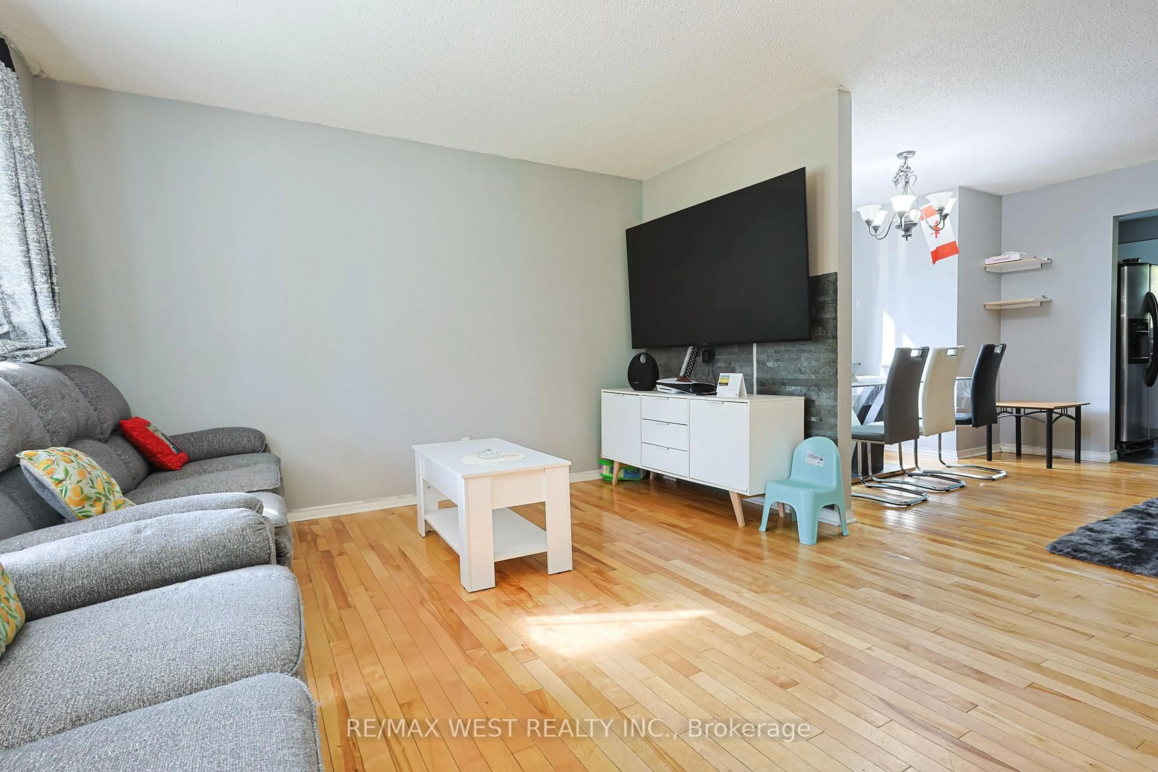 Living room with furniture, wood/laminate floor for 300 Crawford St, London South Ontario N6C 5N6
